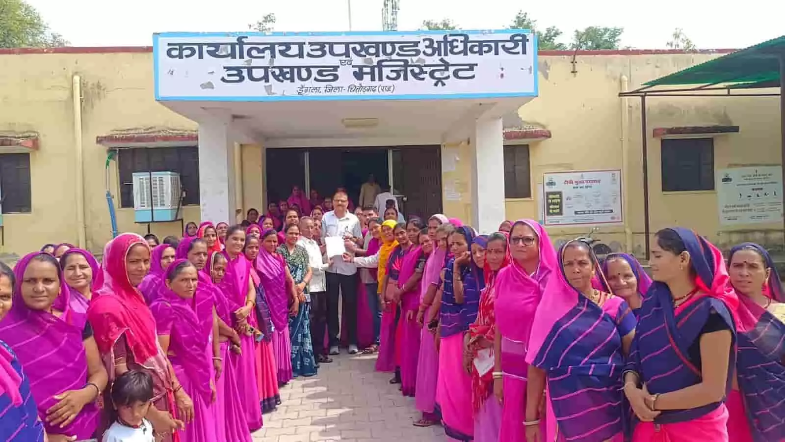 उपखंड कार्यालय के बाहर एकत्रित आंगनवाड़ी कार्यकर्ताएं ज्ञापन सौंपते हुए नजर आ रही हैं। उपखंड कार्यालय के बाहर एकत्रित आंगनवाड़ी कार्यकर्ताएं ज्ञापन सौंपते हुए नजर आ रही हैं।