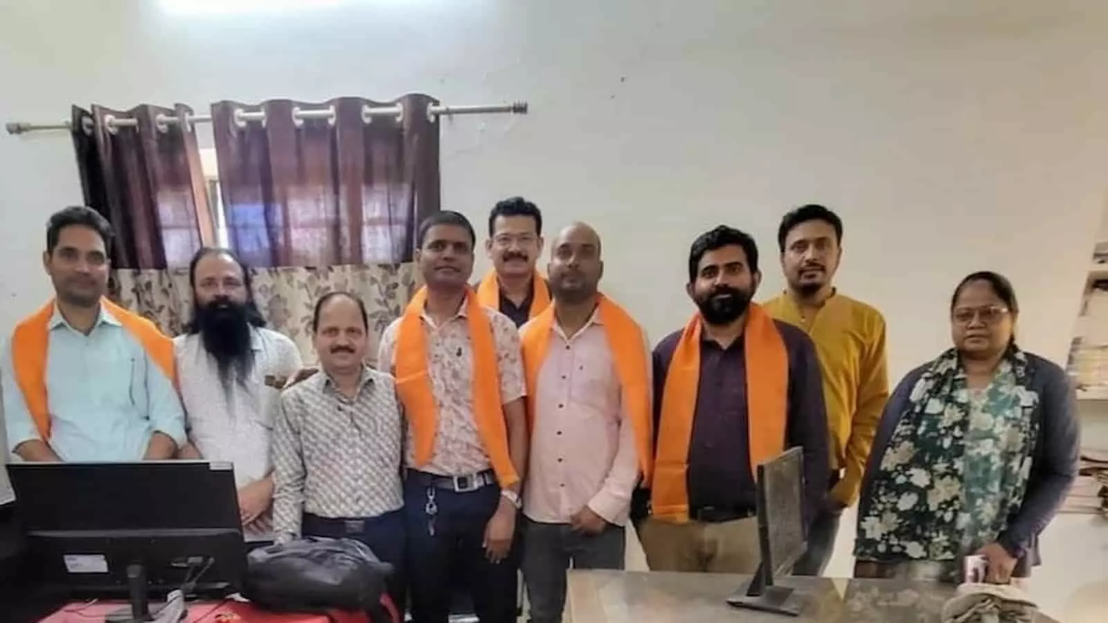 तस्वीर में खड़े होकर कैमरा की ओर मुस्कुराते हुए राजस्थान शिक्षक संघ के पदाधिकारी और नवनियुक्त शिक्षा अधिकारी। तस्वीर में खड़े होकर कैमरा की ओर मुस्कुराते हुए राजस्थान शिक्षक संघ के पदाधिकारी और नवनियुक्त शिक्षा अधिकारी।