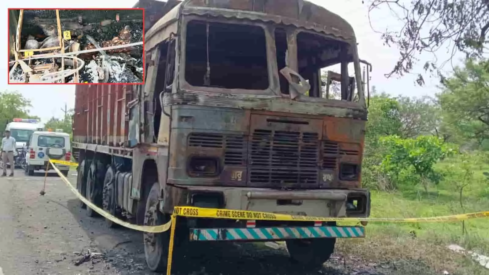 मोर्शी महामार्ग पर पुलिस द्वारा घेरा गया जला हुआ ट्रक दिखाई दे रहा है। मोर्शी महामार्ग पर पुलिस द्वारा घेरा गया जला हुआ ट्रक दिखाई दे रहा है।