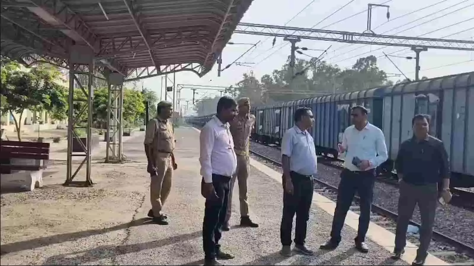 एटा रेलवे स्टेशन पर मालगाड़ी के पास जांच करते हुए अधिकारी और पुलिस बल। एटा रेलवे स्टेशन पर मालगाड़ी के पास जांच करते हुए अधिकारी और पुलिस बल।