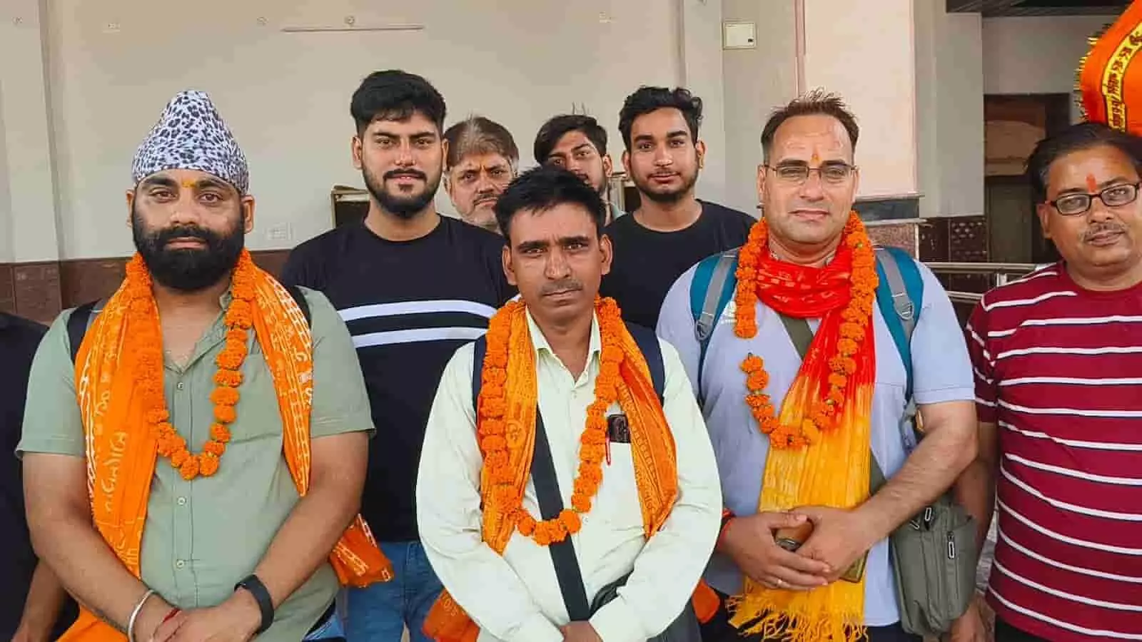 रेलवे स्टेशन पर गले में फूलों की माला पहने अमरनाथ यात्रियों का समूह स्वागत के दौरान खड़ा है। रेलवे स्टेशन पर गले में फूलों की माला पहने अमरनाथ यात्रियों का समूह स्वागत के दौरान खड़ा है।
