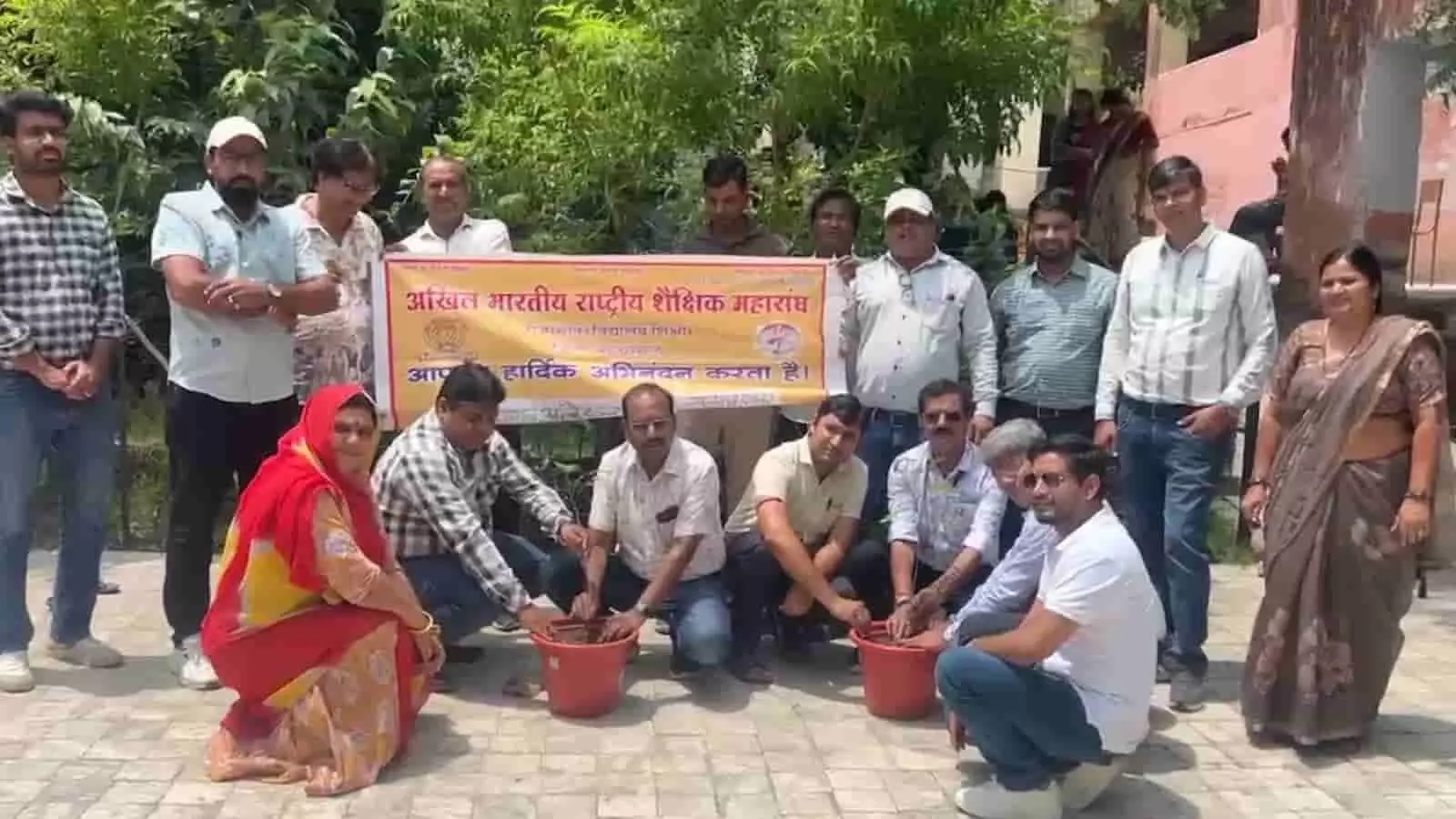 राजसमंद में शिक्षक विद्यालय परिसर में एक साथ मिलकर पौधे लगाते हुए दिख रहे हैं। राजसमंद में शिक्षक विद्यालय परिसर में एक साथ मिलकर पौधे लगाते हुए दिख रहे हैं।