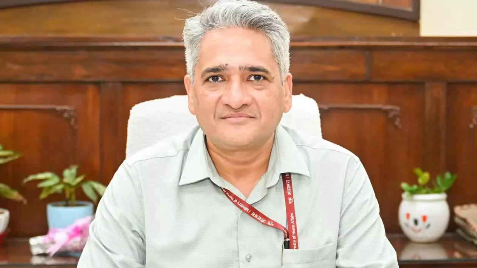 मनीष जैन कार्यालय में मेज पर बैठे हुए मुद्रा में दिखाई दे रहे हैं। मनीष जैन कार्यालय में मेज पर बैठे हुए मुद्रा में दिखाई दे रहे हैं।