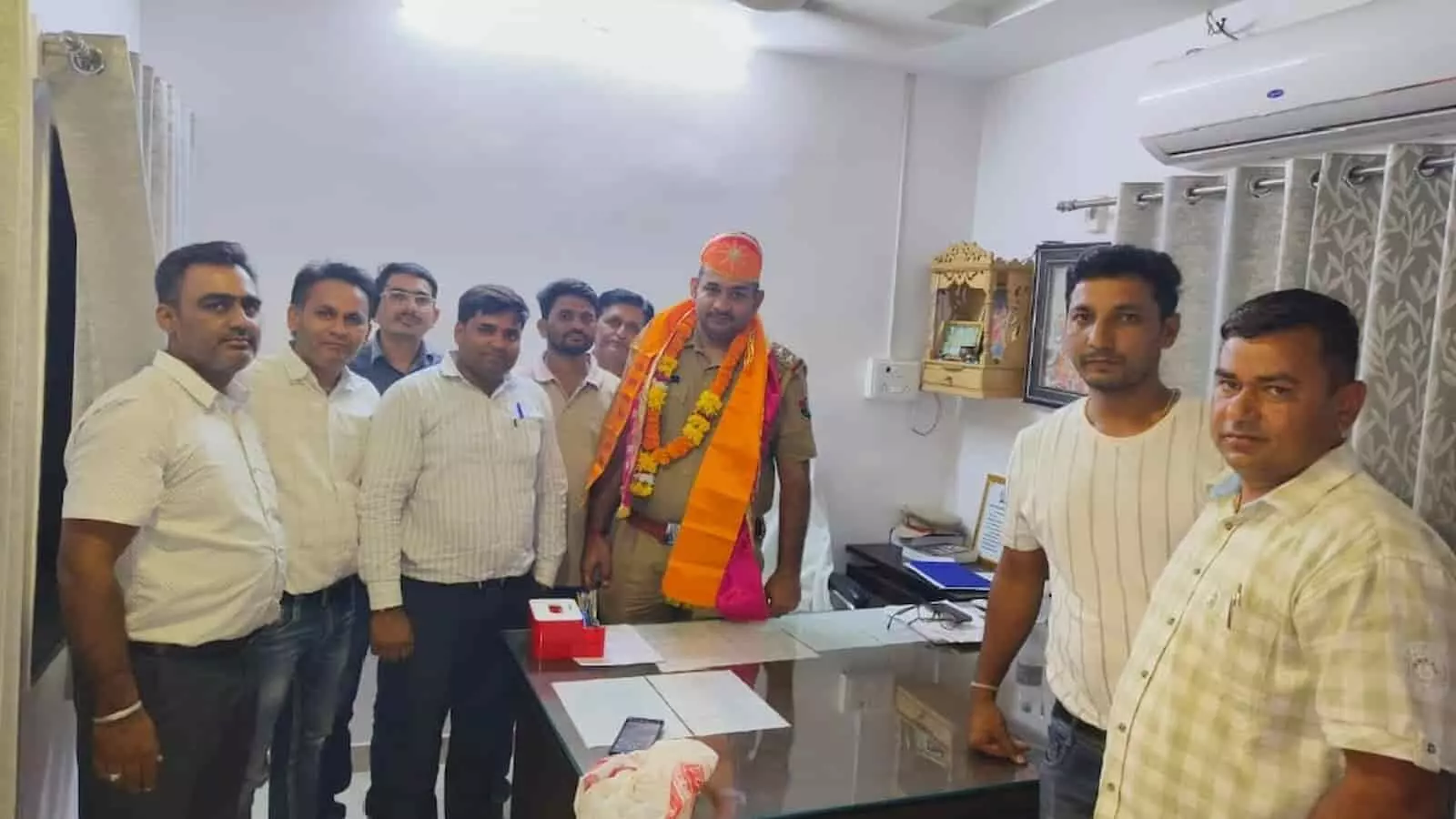 पुलिस कार्यालय में पगड़ी और ऊपरना पहने नवनियुक्त थानाधिकारी के साथ खड़े प्रतिनिधिमंडल के सदस्य। पुलिस कार्यालय में पगड़ी और ऊपरना पहने नवनियुक्त थानाधिकारी के साथ खड़े प्रतिनिधिमंडल के सदस्य।