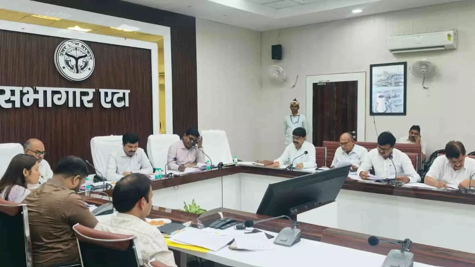 एटा कलेक्ट्रेट सभागार में अधिकारियों के साथ मतदेय स्थलों के संभाजन पर बैठक करते जिलाधिकारी। एटा कलेक्ट्रेट सभागार में अधिकारियों के साथ मतदेय स्थलों के संभाजन पर बैठक करते जिलाधिकारी।