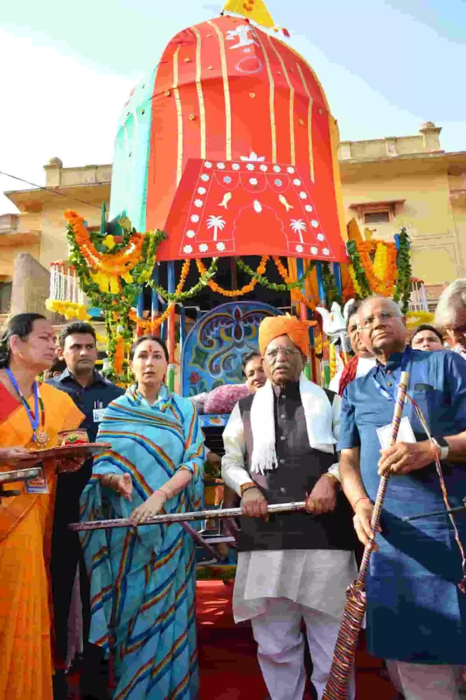 जयपुर में भगवान जगन्नाथ की रथयात्रा के दौरान सजे हुए रथ के सामने खड़े नेता पूजा अर्चना करते हुए जयपुर में भगवान जगन्नाथ की रथयात्रा के दौरान सजे हुए रथ के सामने खड़े नेता पूजा अर्चना करते हुए