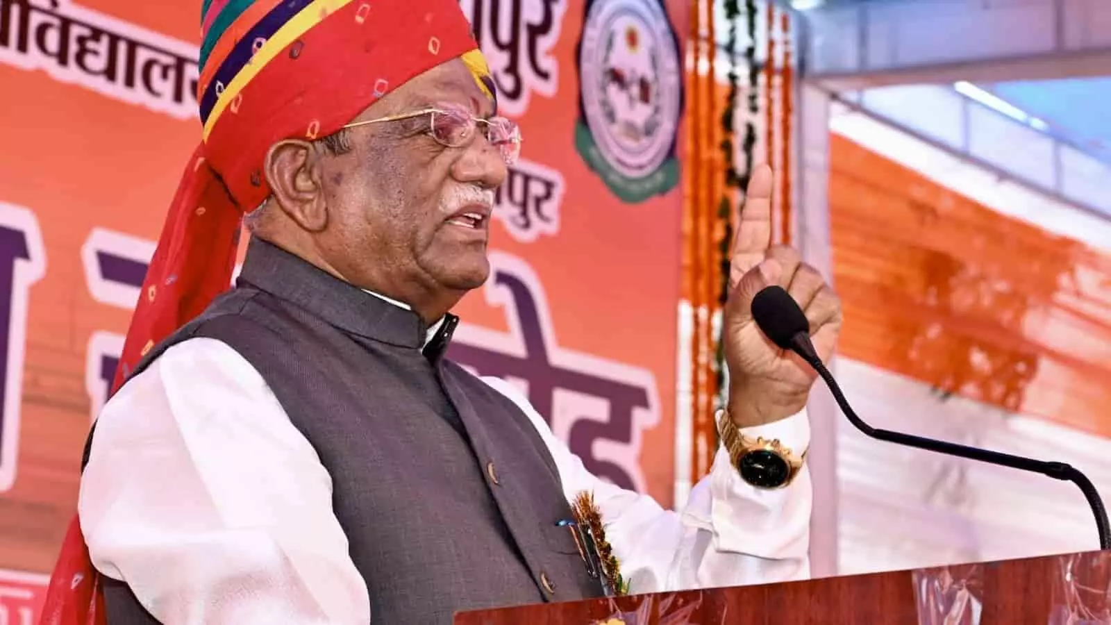 तस्वीर में राज्यपाल हरिभाऊ बागडे भुसावर में मंच पर पोडियम के सामने भाषण देते हुए दिख रहे हैं। तस्वीर में राज्यपाल हरिभाऊ बागडे भुसावर में मंच पर पोडियम के सामने भाषण देते हुए दिख रहे हैं।