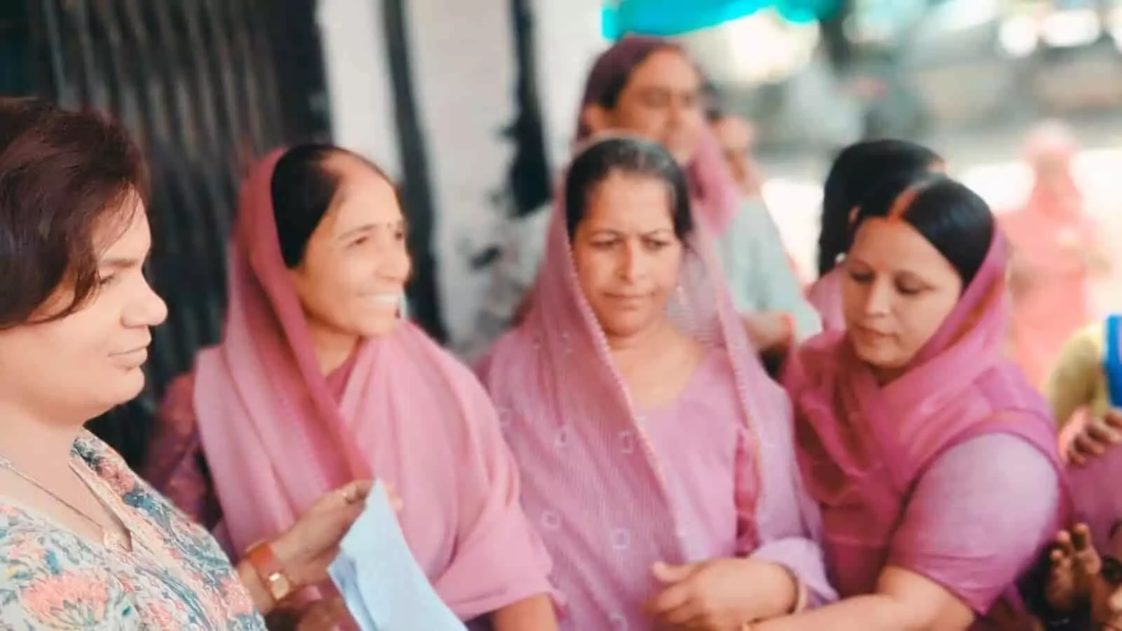 उपखंड अधिकारी करुणा लाड़ौती को ज्ञापन सौंपती हुई आंगनबाड़ी कार्यकर्ताएं। उपखंड अधिकारी करुणा लाड़ौती को ज्ञापन सौंपती हुई आंगनबाड़ी कार्यकर्ताएं।