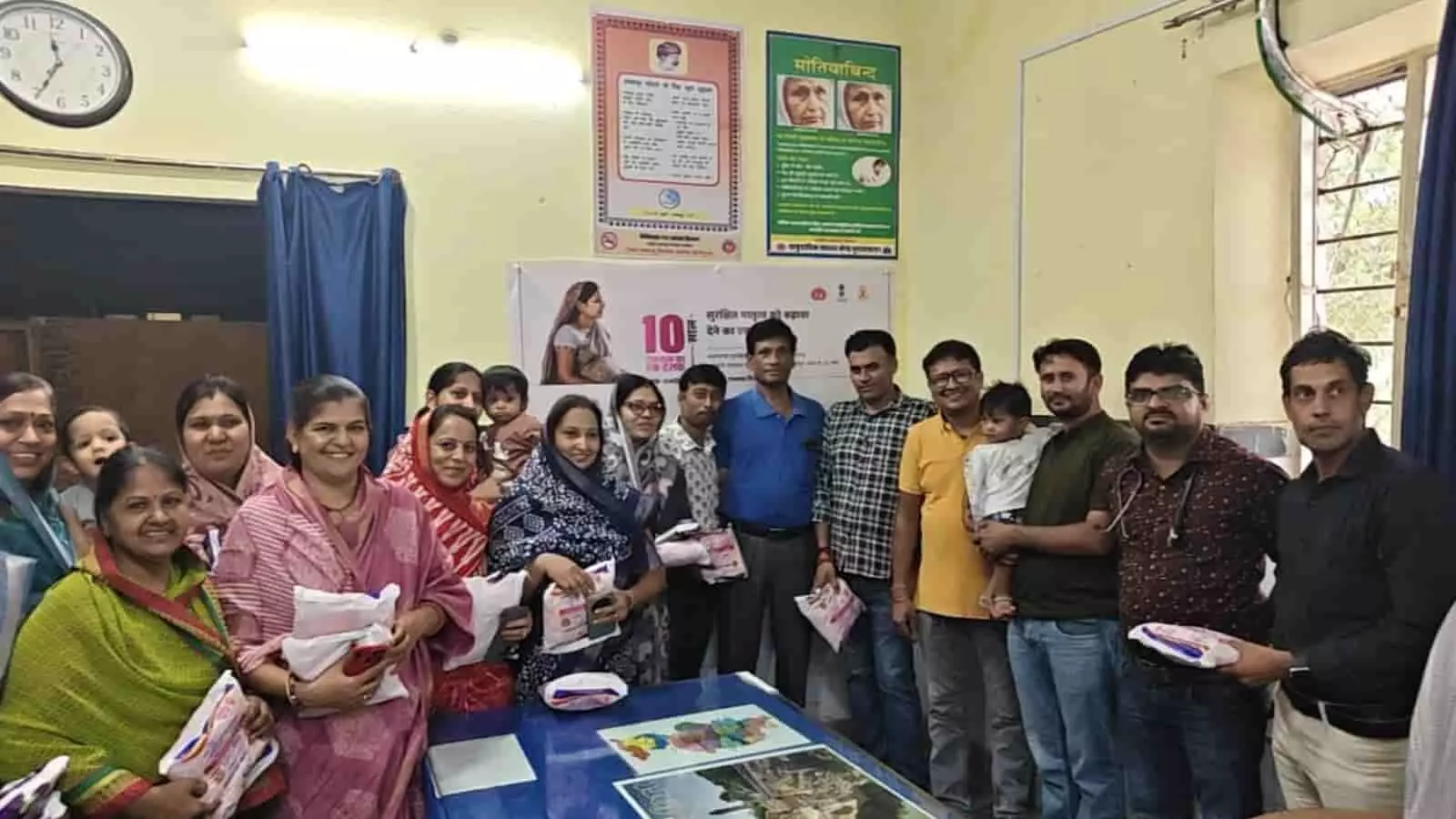 भूपालसागर अस्पताल में महावीर इंटरनेशनल के सदस्य जरूरतमंदों को सामग्री वितरित कर रहे हैं। भूपालसागर अस्पताल में महावीर इंटरनेशनल के सदस्य जरूरतमंदों को सामग्री वितरित कर रहे हैं।