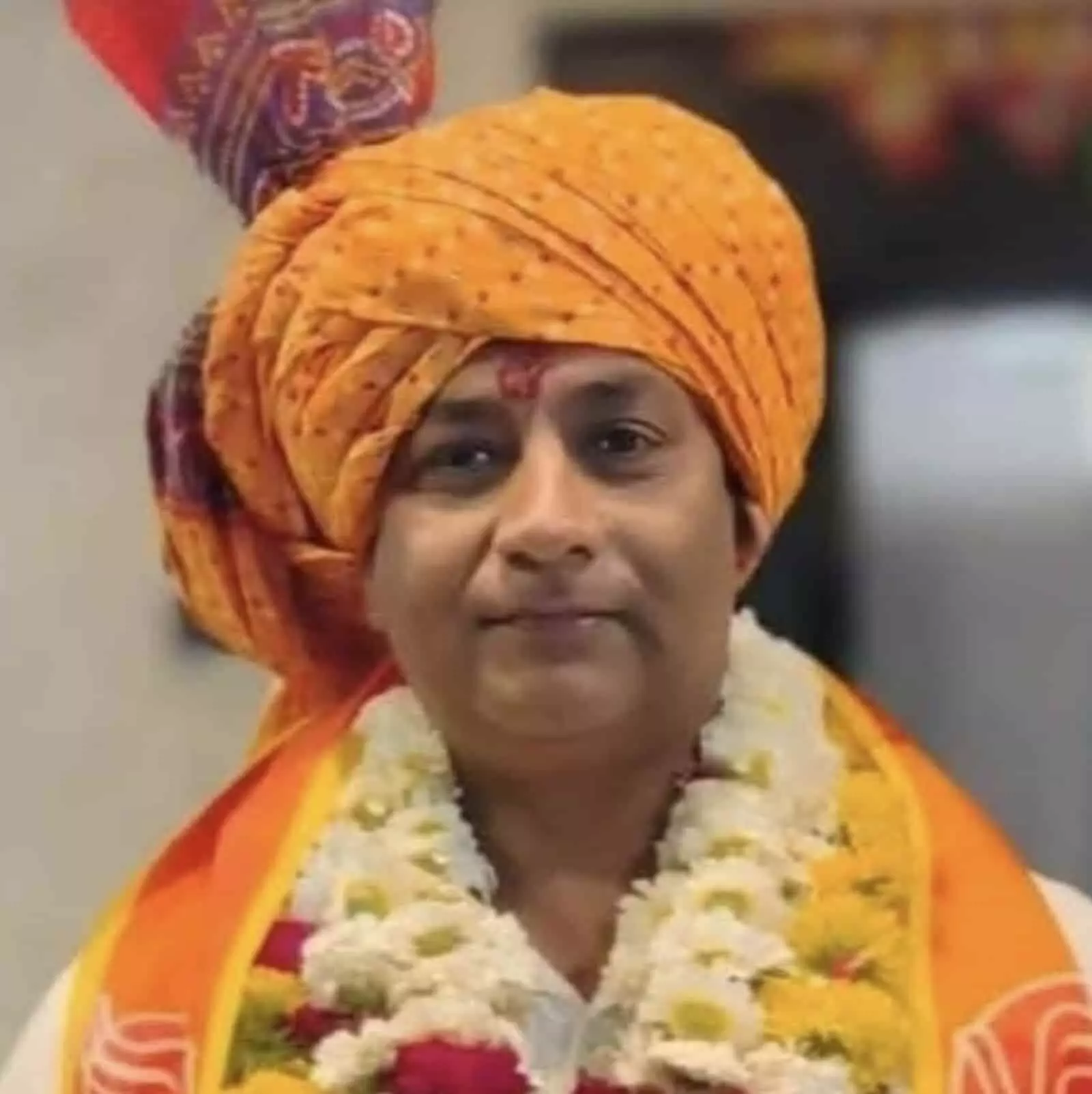 पगड़ी और फूलों की माला पहने गौरव शर्मा की एक पोर्ट्रेट तस्वीर। पगड़ी और फूलों की माला पहने गौरव शर्मा की एक पोर्ट्रेट तस्वीर।