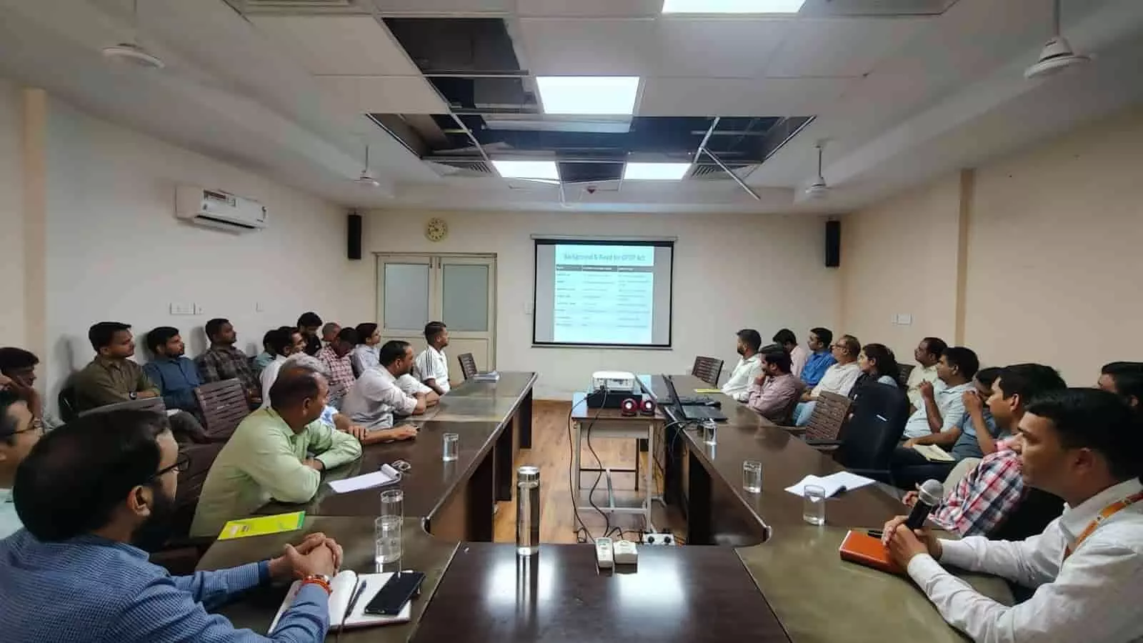 कॉन्फ्रेंस हॉल में लगी स्क्रीन पर चल रही DPDP एक्ट की प्रस्तुति को देखते विश्वविद्यालय के कर्मचारी। कॉन्फ्रेंस हॉल में लगी स्क्रीन पर चल रही DPDP एक्ट की प्रस्तुति को देखते विश्वविद्यालय के कर्मचारी।