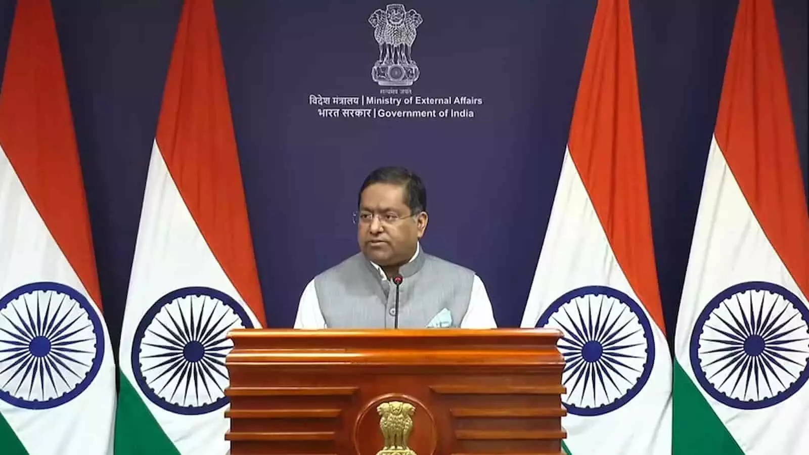 तस्वीर में विदेश मंत्रालय के प्रवक्ता पोडियम के पीछे खड़े होकर संबोधित कर रहे हैं। तस्वीर में विदेश मंत्रालय के प्रवक्ता पोडियम के पीछे खड़े होकर संबोधित कर रहे हैं।