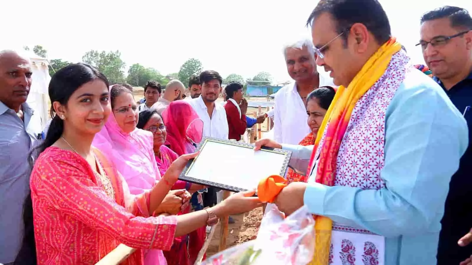 तस्वीर में गोटन रेलवे स्टेशन परिसर के पास मुख्यमंत्री भजनलाल शर्मा लोगों से भेंट लेते हुए। तस्वीर में गोटन रेलवे स्टेशन परिसर के पास मुख्यमंत्री भजनलाल शर्मा लोगों से भेंट लेते हुए।