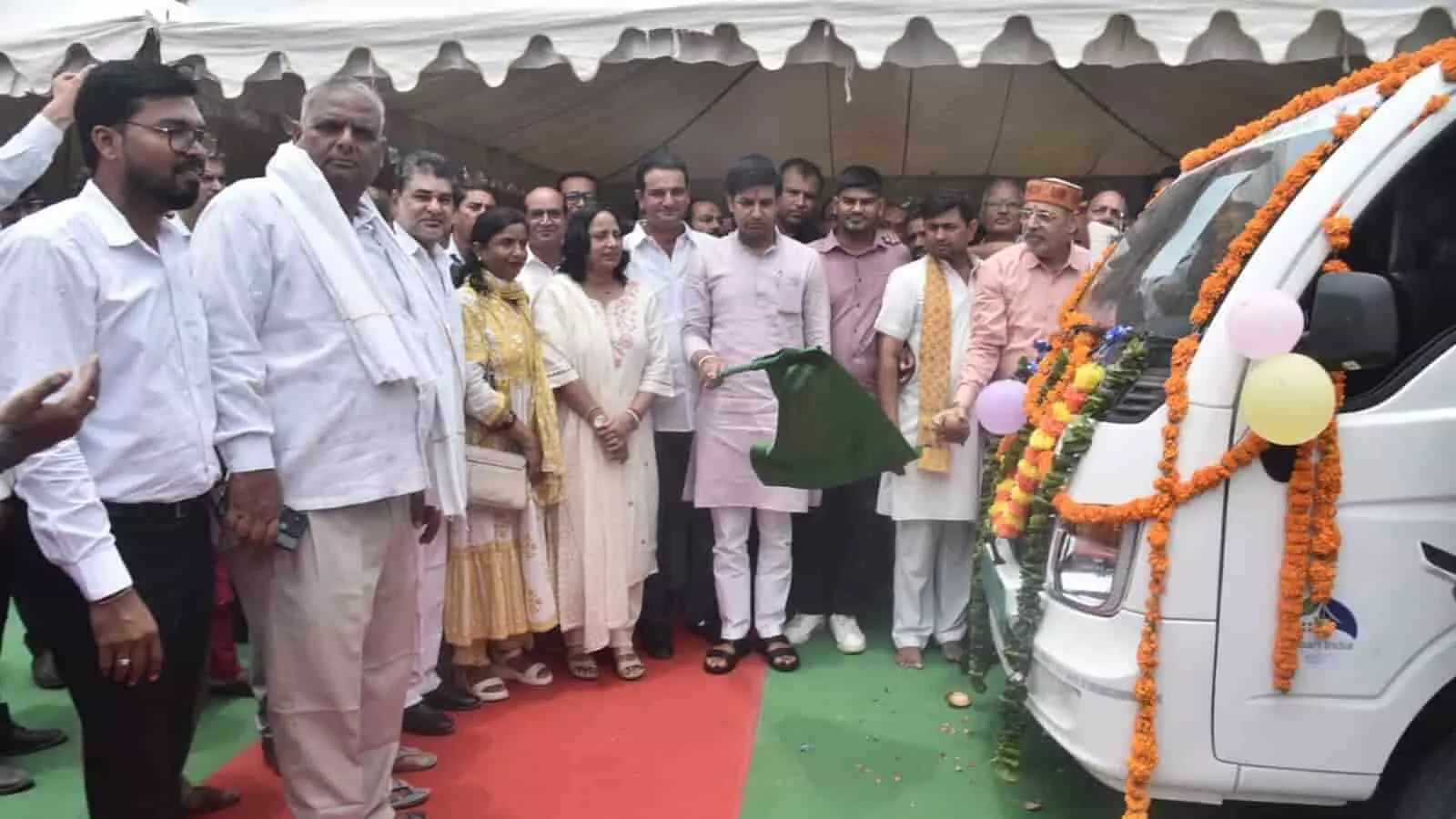 तस्वीर में विधायक कैलाश वर्मा जयपुर में नए ऑटो हूपर वाहनों को हरी झंडी दिखाते हुए। तस्वीर में विधायक कैलाश वर्मा जयपुर में नए ऑटो हूपर वाहनों को हरी झंडी दिखाते हुए।