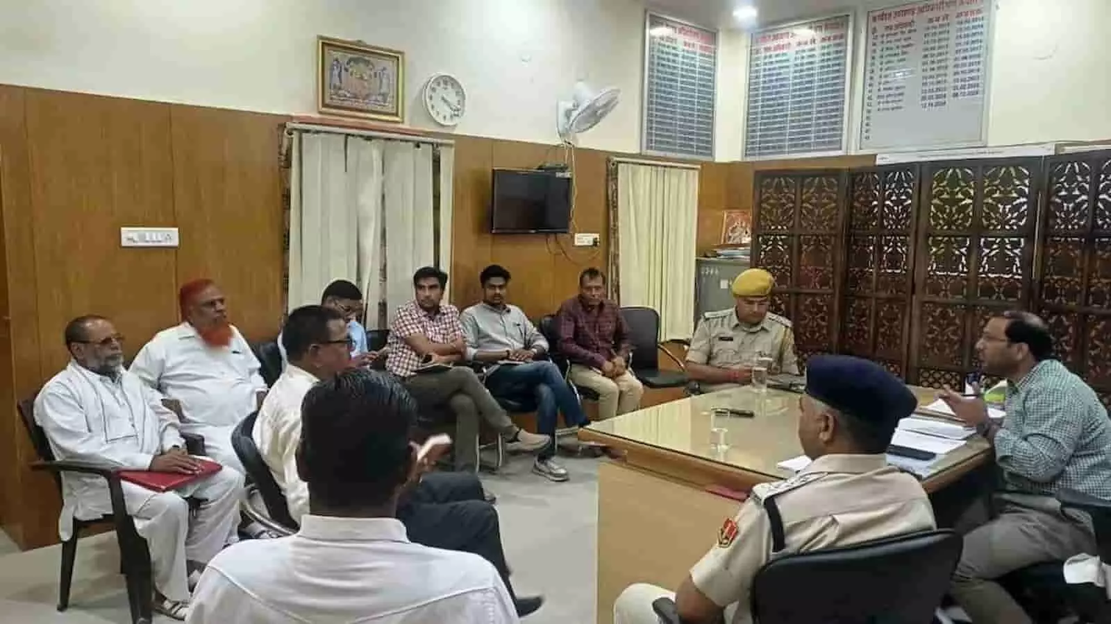 कपासन उपखण्ड कार्यालय में दीवाना शाह साहब उर्स की व्यवस्थाओं को लेकर बैठक करते अधिकारी। कपासन उपखण्ड कार्यालय में दीवाना शाह साहब उर्स की व्यवस्थाओं को लेकर बैठक करते अधिकारी।
