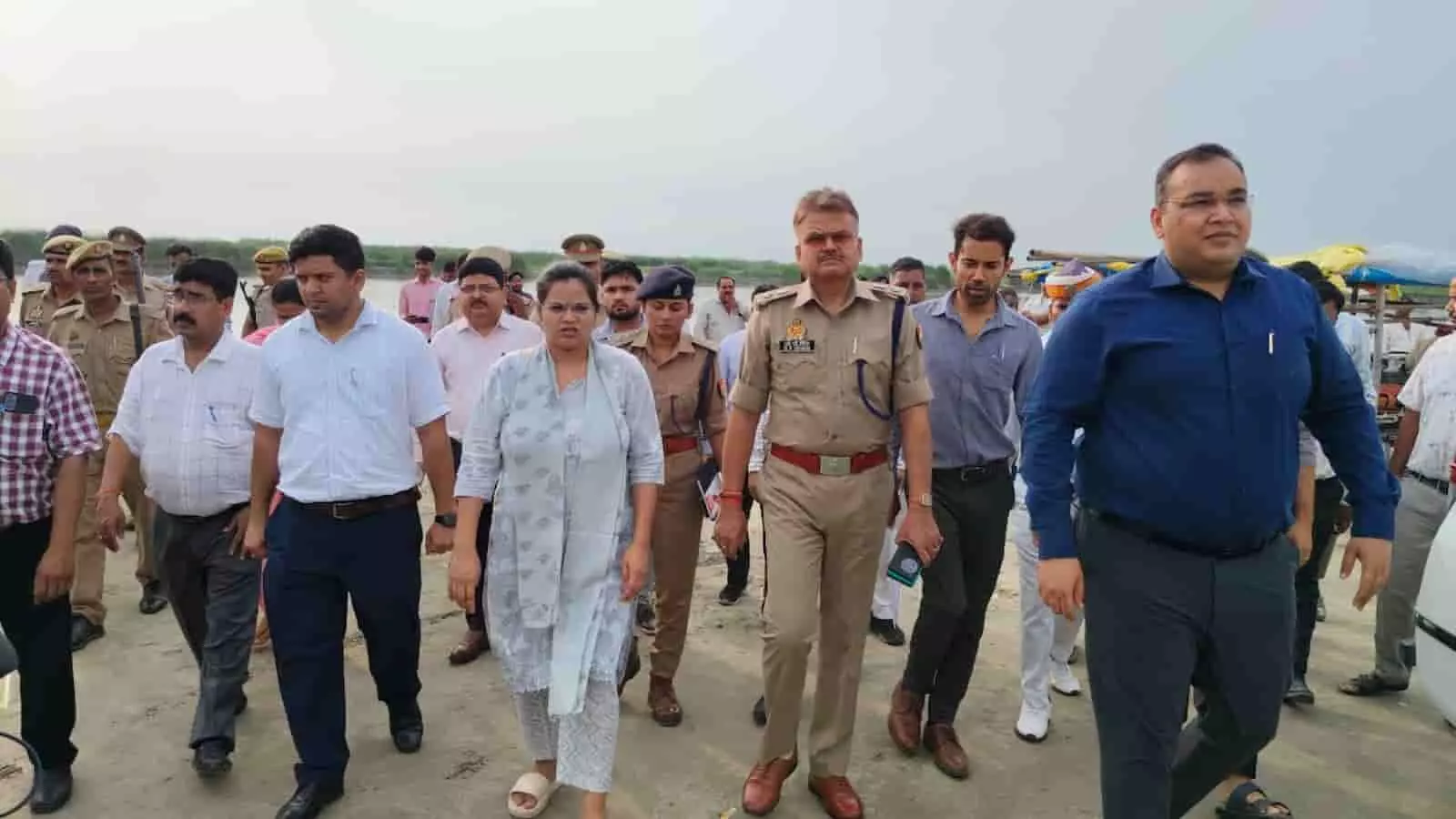 कासगंज के अधिकारी कांवड़ यात्रा की तैयारियों का निरीक्षण करते हुए दिख रहे हैं। कासगंज के अधिकारी कांवड़ यात्रा की तैयारियों का निरीक्षण करते हुए दिख रहे हैं।