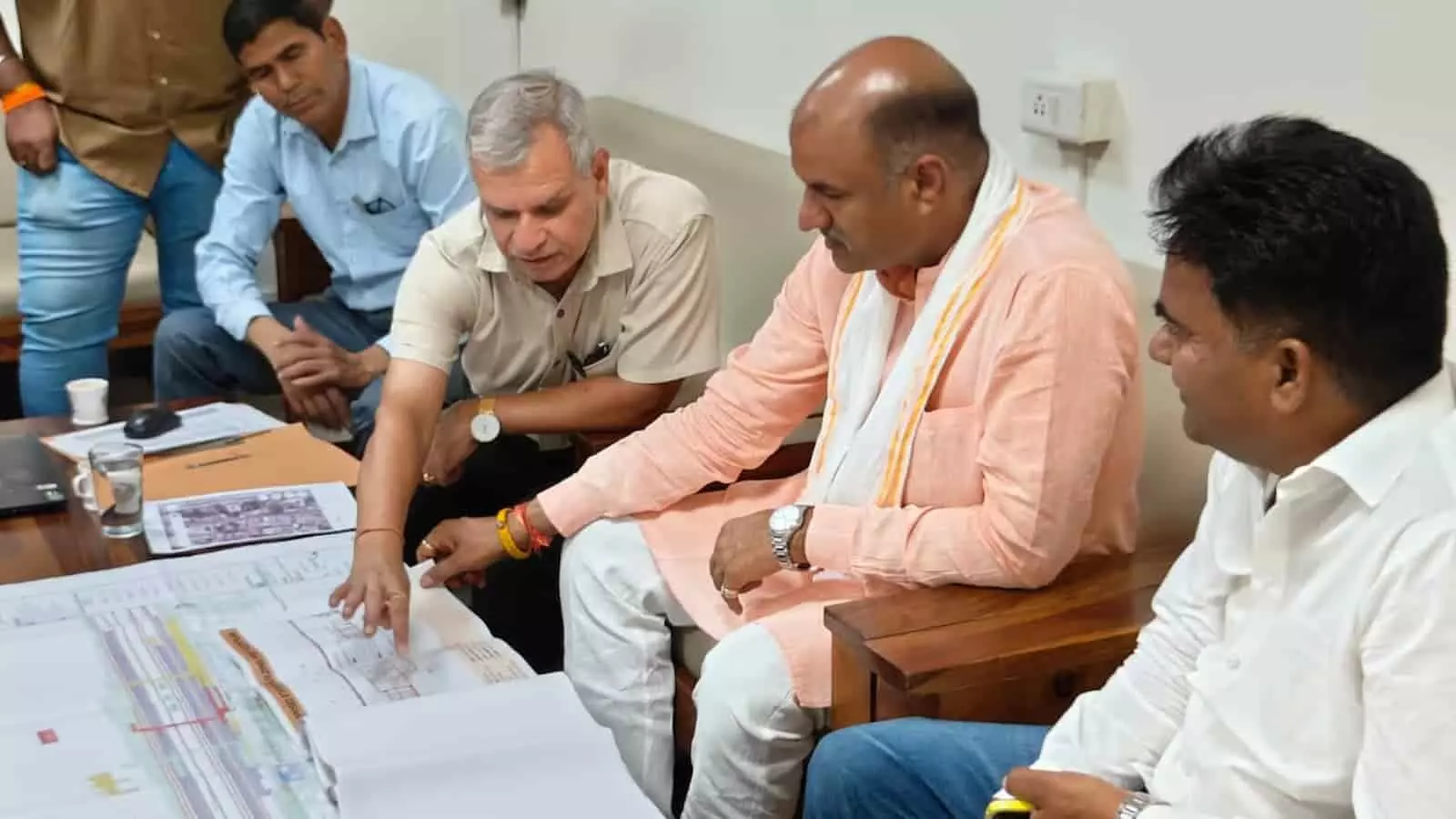 बैठक में टेबल पर रखे स्टेशन के नक्शे पर चर्चा करते अधिकारी और जनप्रतिनिधि। बैठक में टेबल पर रखे स्टेशन के नक्शे पर चर्चा करते अधिकारी और जनप्रतिनिधि।