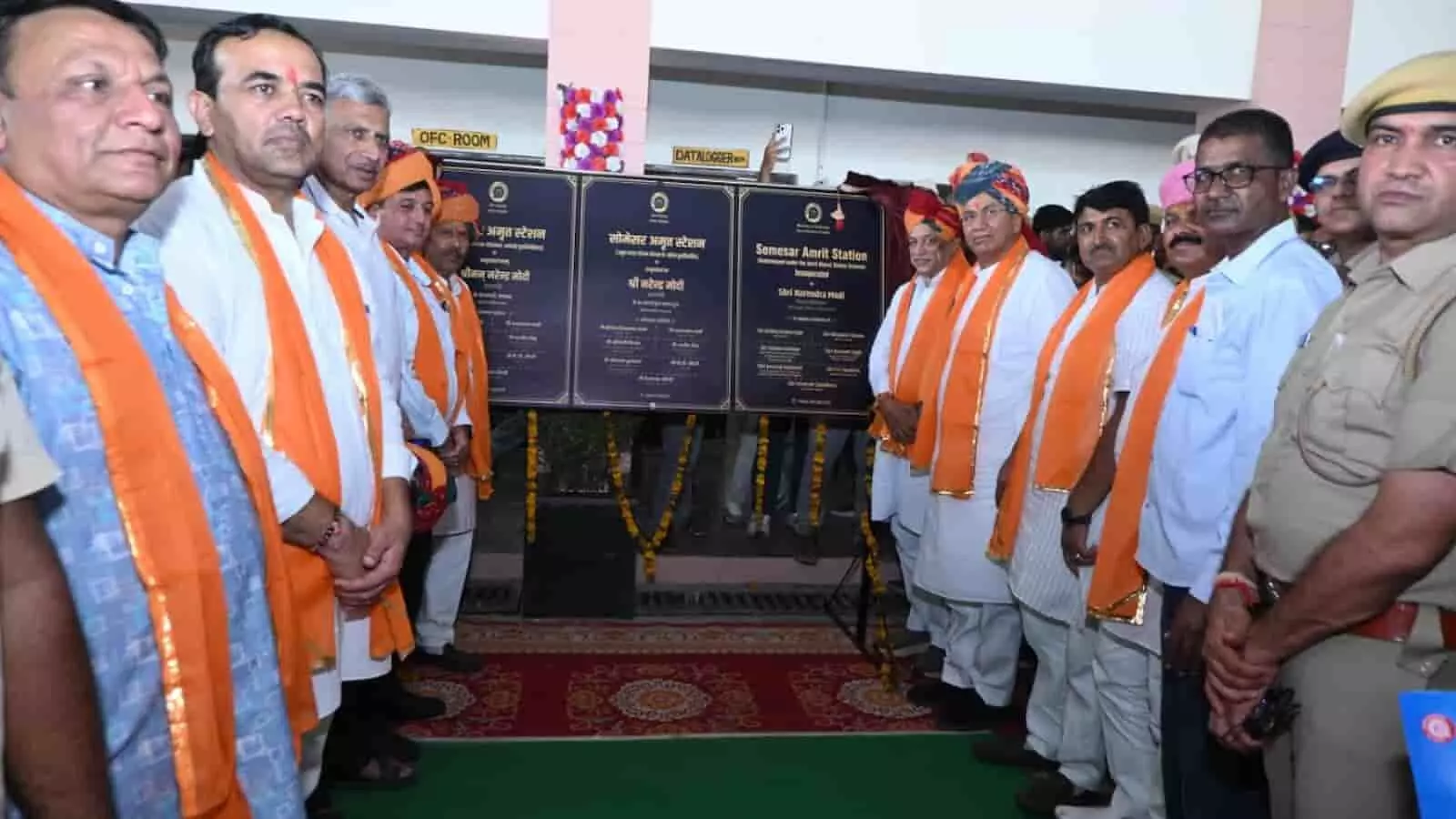 उद्घाटन पट्टिका के पास खड़े जनप्रतिनिधि और अधिकारी सोमेसर रेलवे स्टेशन पाली में। उद्घाटन पट्टिका के पास खड़े जनप्रतिनिधि और अधिकारी सोमेसर रेलवे स्टेशन पाली में।