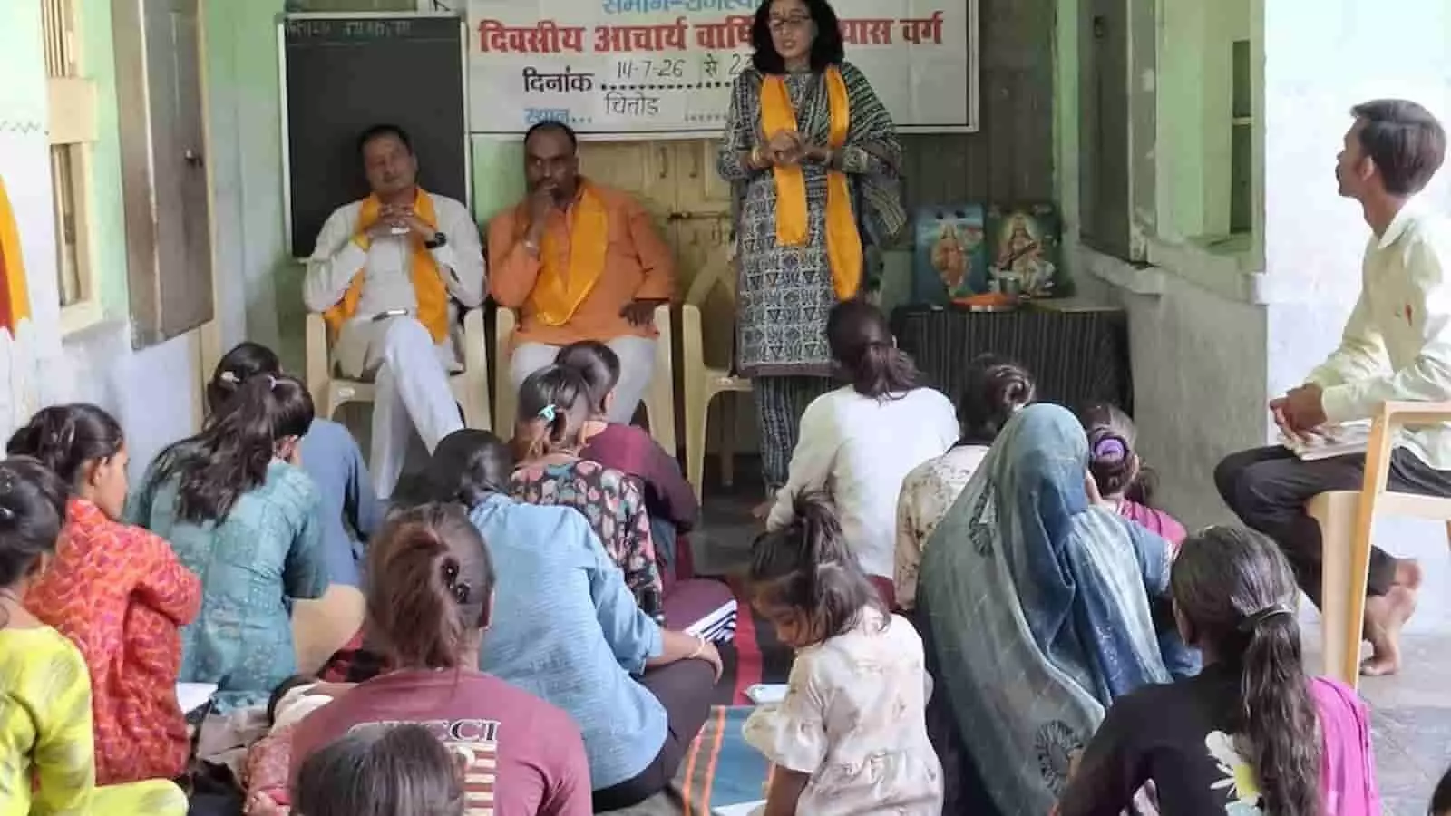 कक्ष में मंच पर उपस्थित वक्ता और जमीन पर बैठीं महिला प्रतिभागी प्रशिक्षण के दौरान। कक्ष में मंच पर उपस्थित वक्ता और जमीन पर बैठीं महिला प्रतिभागी प्रशिक्षण के दौरान।