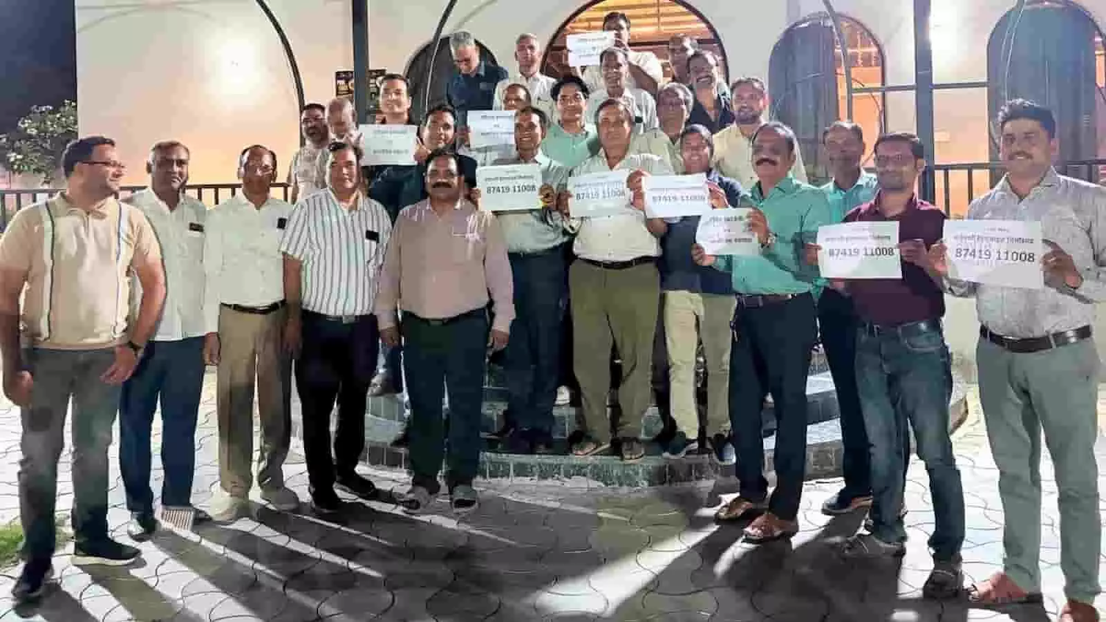 तस्वीर में अयोध्या धाम परिसर में चित्तौड़गढ़ नगर माहेश्वरी सभा के पदाधिकारी हेल्पलाइन नंबर के पोस्टर के साथ खड़े दिख रहे हैं। तस्वीर में अयोध्या धाम परिसर में चित्तौड़गढ़ नगर माहेश्वरी सभा के पदाधिकारी हेल्पलाइन नंबर के पोस्टर के साथ खड़े दिख रहे हैं।