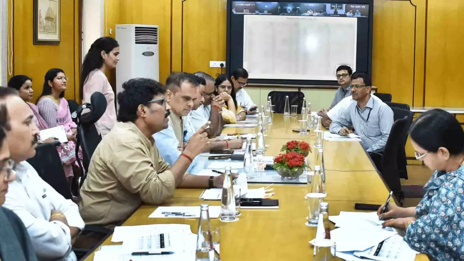 शासन सचिवालय में मुख्य सचिव की अध्यक्षता में पंच गौरव कार्यक्रम की बैठक हो रही है। शासन सचिवालय में मुख्य सचिव की अध्यक्षता में पंच गौरव कार्यक्रम की बैठक हो रही है।