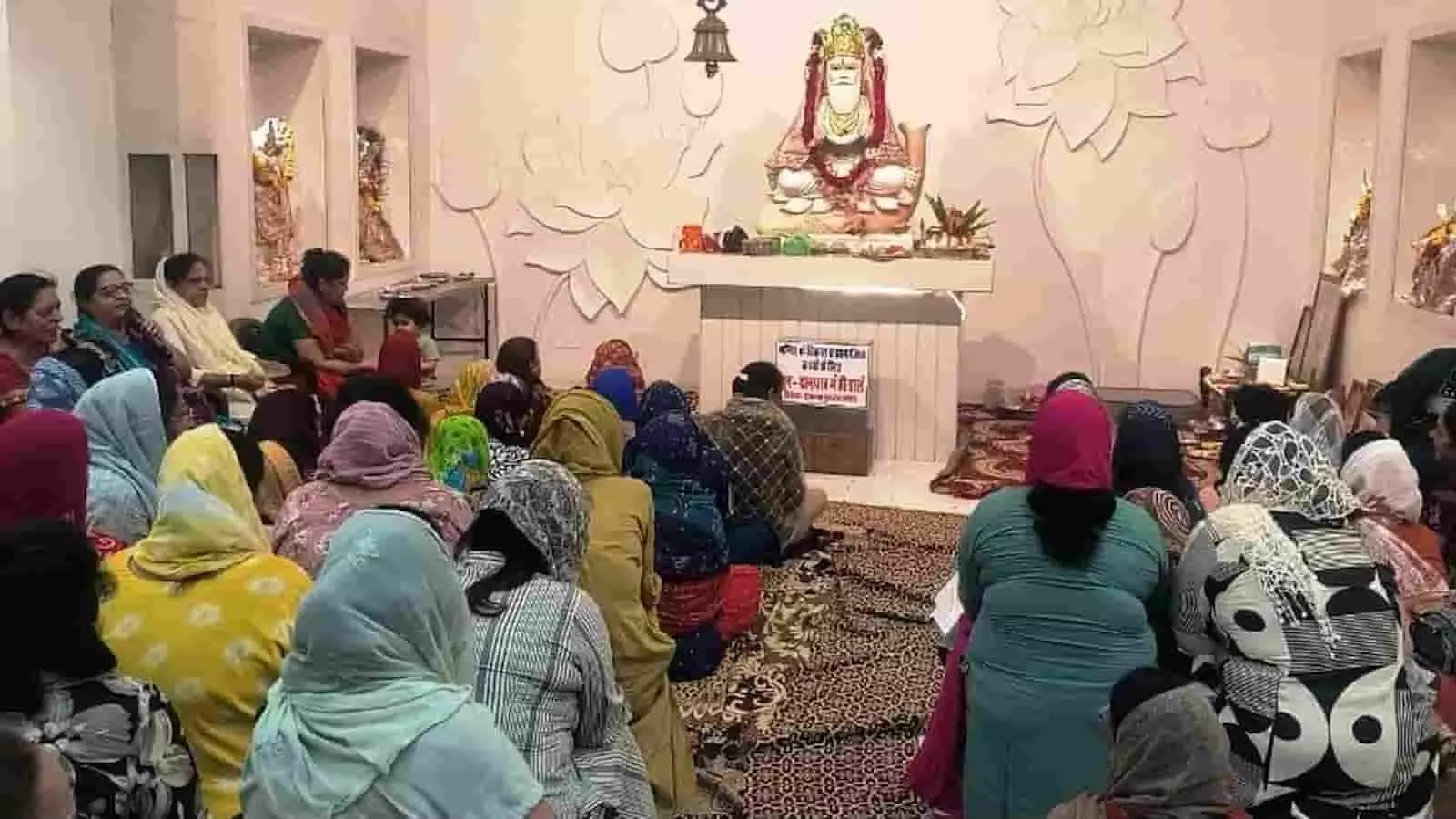 झुलेलाल मंदिर में भगवान की मूर्ति के सामने बैठकर पूजा करते सिंधी समाज के श्रद्धालु। झुलेलाल मंदिर में भगवान की मूर्ति के सामने बैठकर पूजा करते सिंधी समाज के श्रद्धालु।