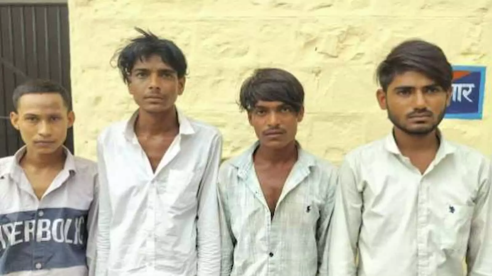 तस्वीर में गिरफ्तार आरोपी पुलिस टीम के साथ सवाई माधोपुर में दिख रहे हैं। तस्वीर में गिरफ्तार आरोपी पुलिस टीम के साथ सवाई माधोपुर में दिख रहे हैं।