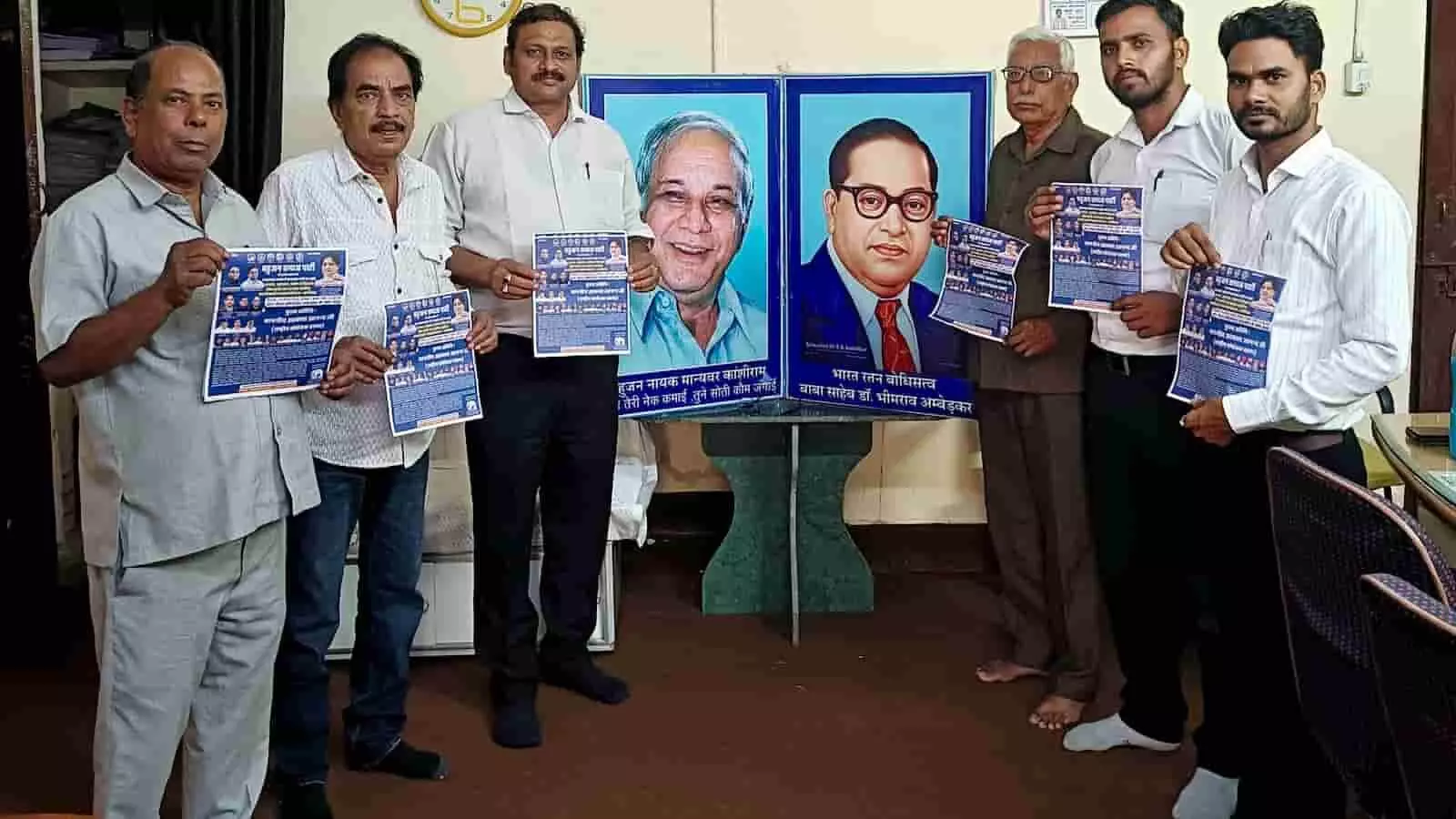 बहुजन समाज पार्टी के पदाधिकारी उदयपुर में आयोजित बैठक में महासम्मेलन का पोस्टर दिखा रहे हैं। बहुजन समाज पार्टी के पदाधिकारी उदयपुर में आयोजित बैठक में महासम्मेलन का पोस्टर दिखा रहे हैं।