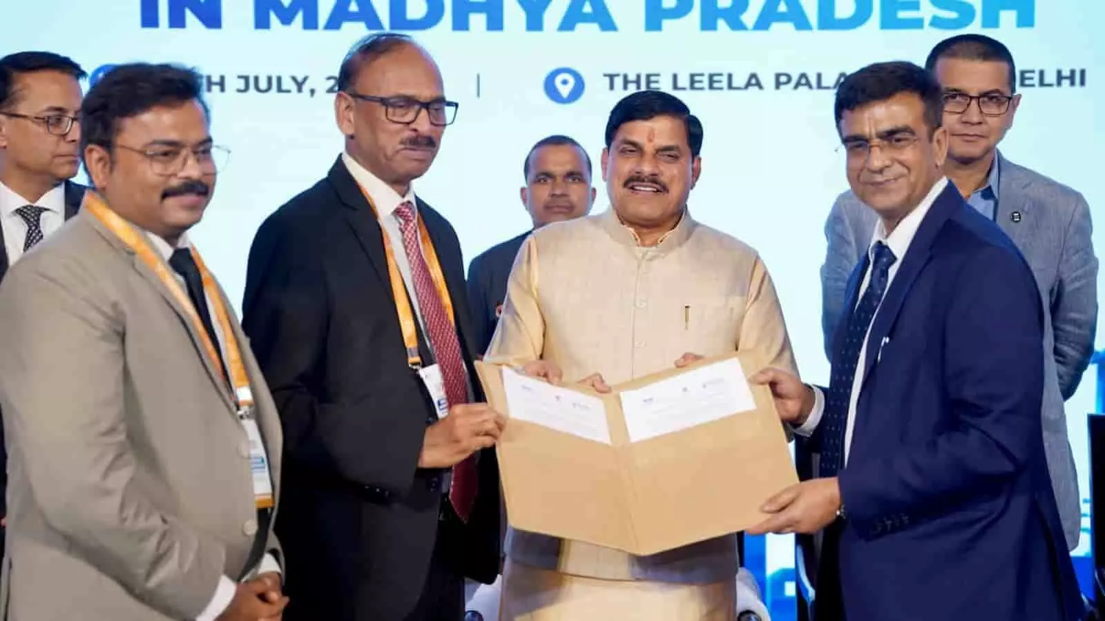एक कार्यक्रम में मुख्यमंत्री मोहन यादव अन्य अधिकारियों के साथ मंच पर दस्तावेज़ पकड़े हुए हैं। एक कार्यक्रम में मुख्यमंत्री मोहन यादव अन्य अधिकारियों के साथ मंच पर दस्तावेज़ पकड़े हुए हैं।