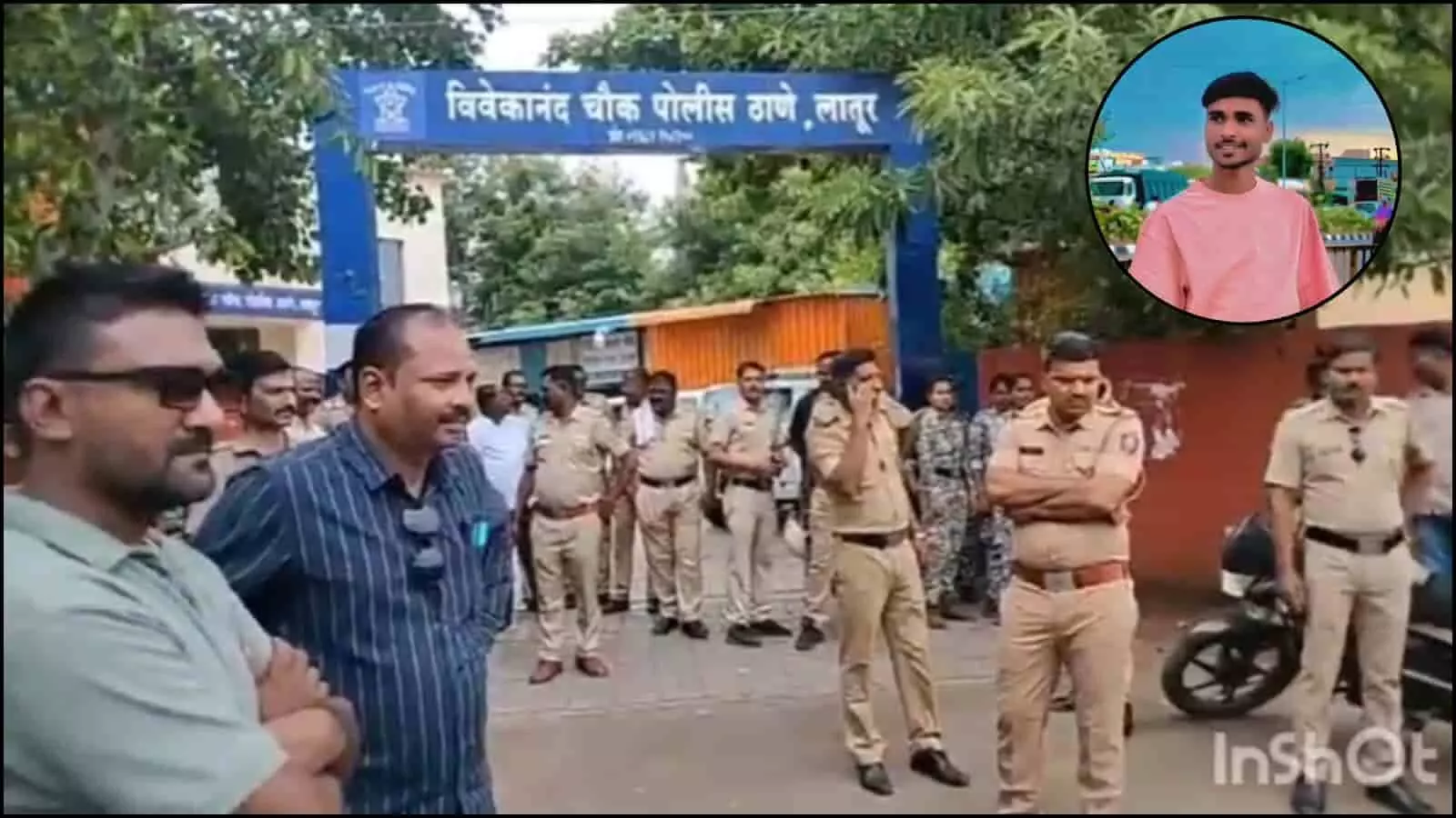 स्वामी विवेकानंद पुलिस थाने के बाहर खड़े पुलिस अधिकारी और मृतक सोपान बोयने की तस्वीर।