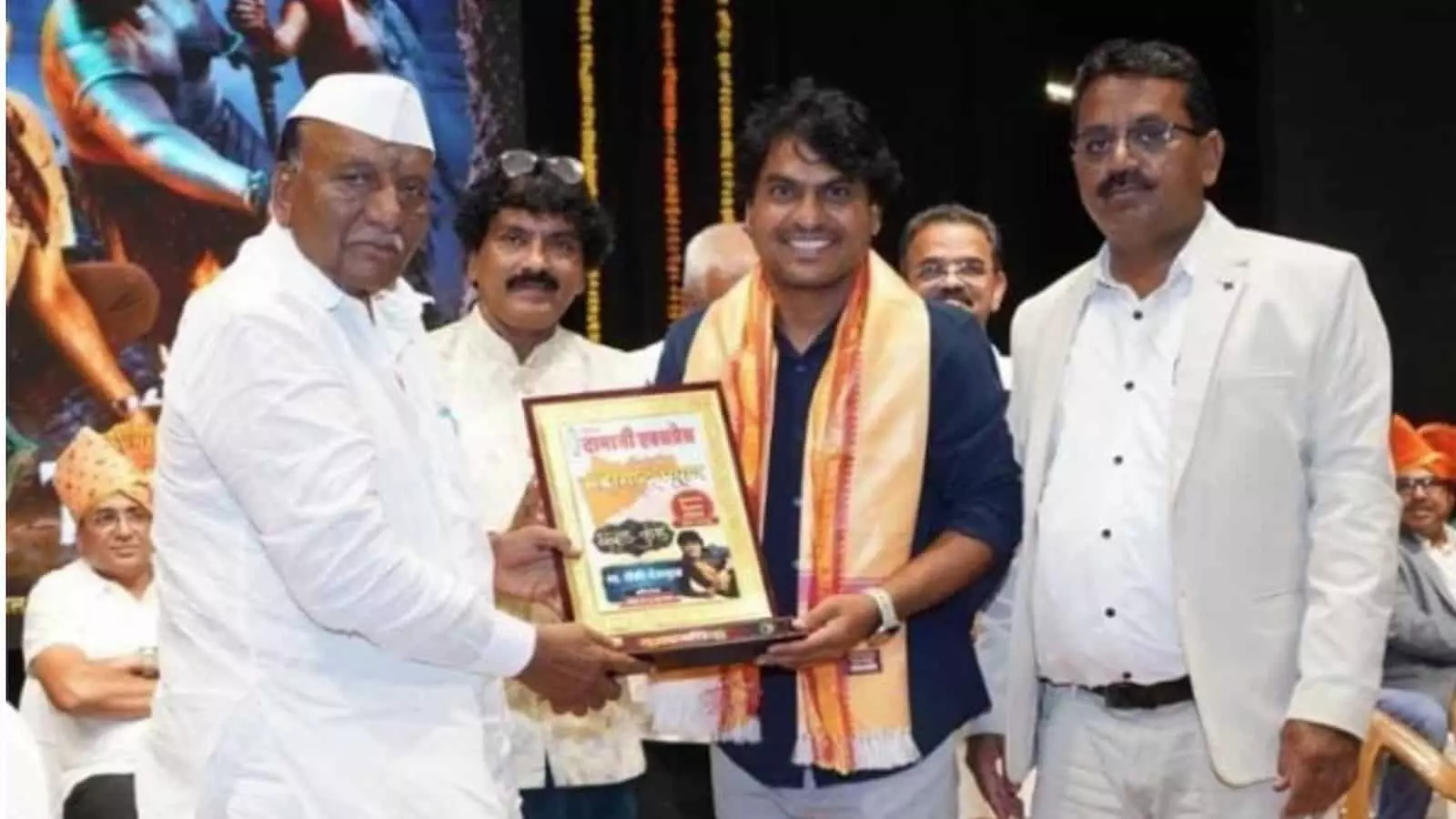 लक्ष्मणराव ढोबळे पुणे में अभिनेता रॉकी देशमुख को पुरस्कार प्रदान कर रहे हैं।