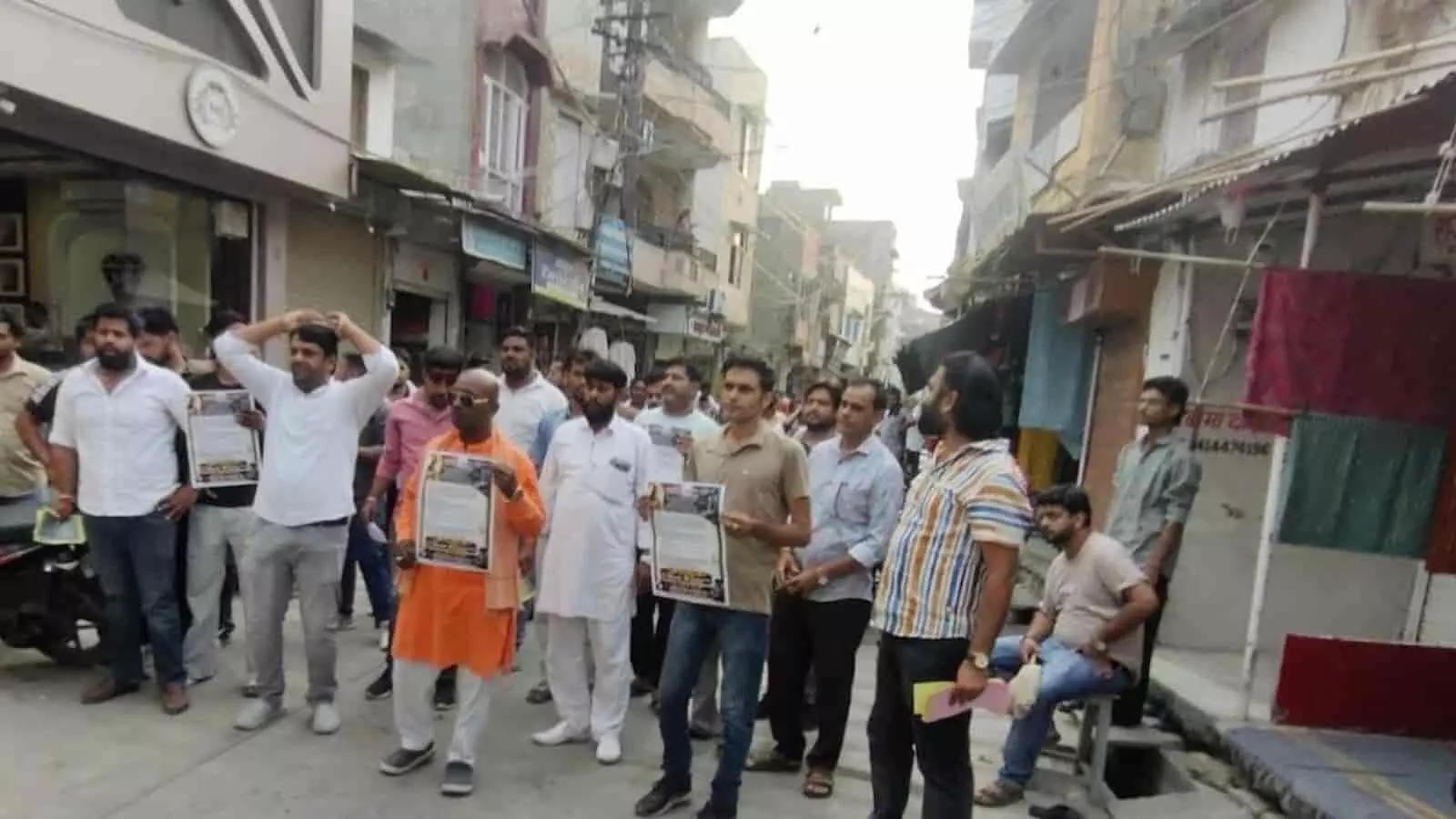 भीलवाड़ा में अस्पताल में प्रसूताओं की मौतों के विरोध में सड़कों पर प्रदर्शन करते नागरिक। भीलवाड़ा में अस्पताल में प्रसूताओं की मौतों के विरोध में सड़कों पर प्रदर्शन करते नागरिक।
