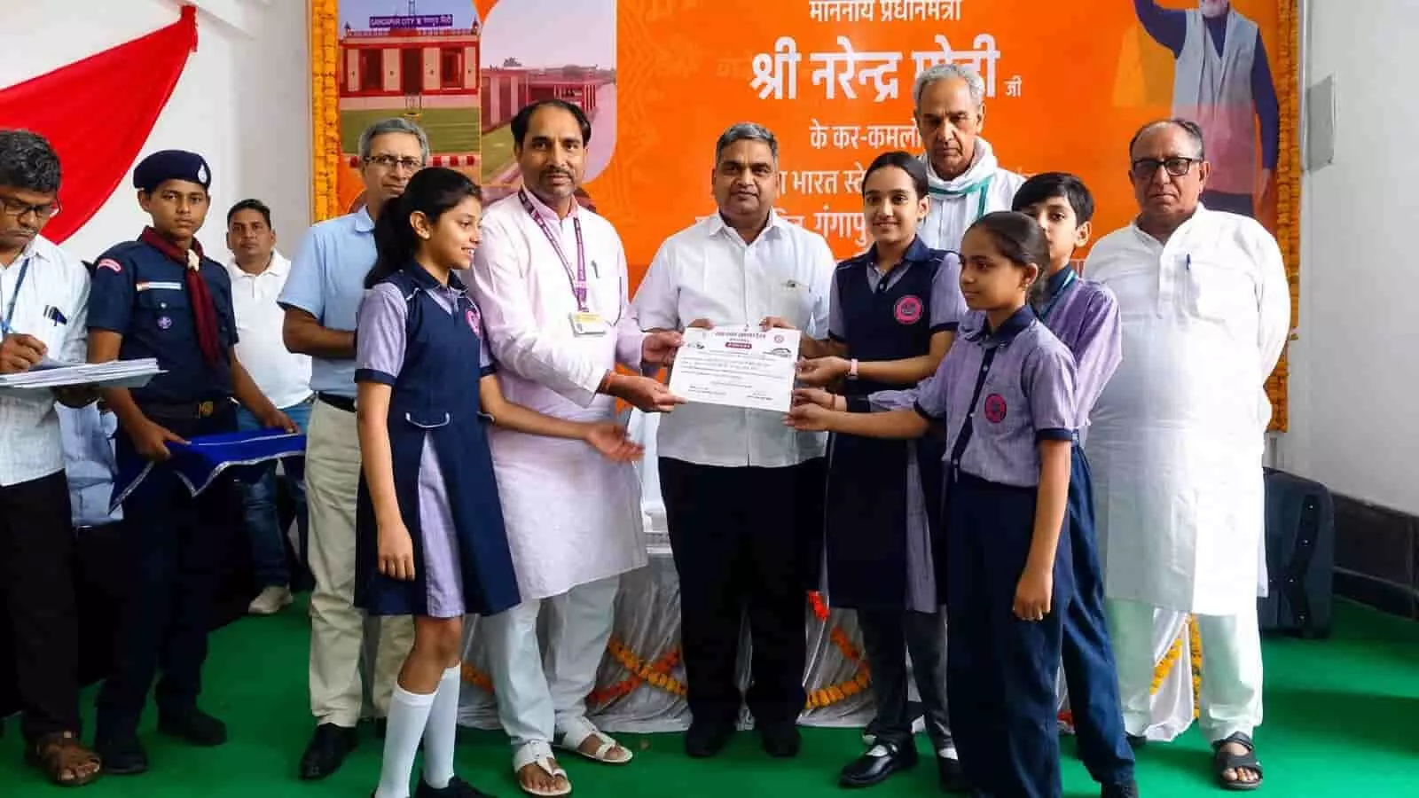 अतिथि विद्यार्थियों को गंगापुर सिटी रेलवे स्टेशन कार्यक्रम में प्रशस्ति पत्र प्रदान कर रहे हैं। अतिथि विद्यार्थियों को गंगापुर सिटी रेलवे स्टेशन कार्यक्रम में प्रशस्ति पत्र प्रदान कर रहे हैं।