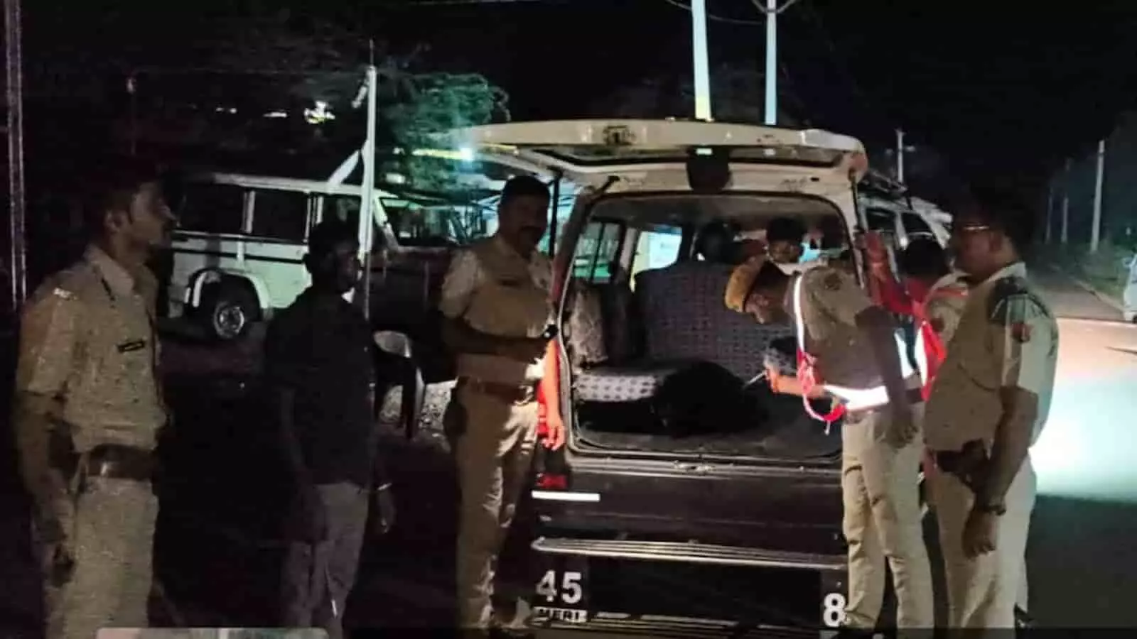 रात के समय सड़क पर नाकाबंदी के दौरान गाड़ी की तलाशी लेते राजस्थान पुलिस के जवान। रात के समय सड़क पर नाकाबंदी के दौरान गाड़ी की तलाशी लेते राजस्थान पुलिस के जवान।