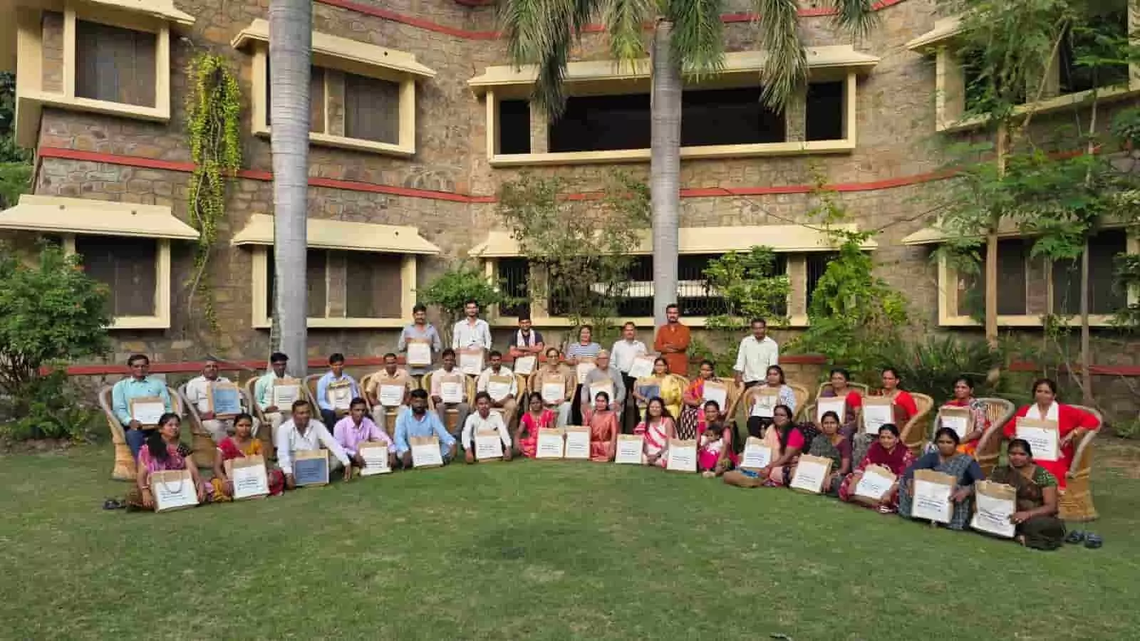 तस्वीर में दिख रहे प्रशिक्षण प्रतिभागी उदयपुर में सामूहिक फोटो के लिए साथ बैठे हैं। तस्वीर में दिख रहे प्रशिक्षण प्रतिभागी उदयपुर में सामूहिक फोटो के लिए साथ बैठे हैं।