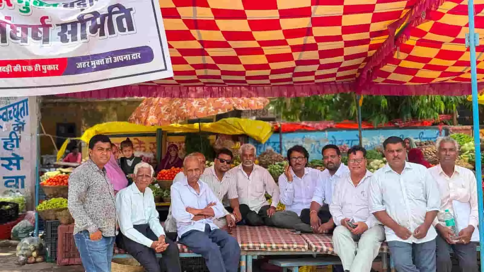 संघर्ष समिति के सदस्य बड़ीसादड़ी में एक तंबू के नीचे विरोध प्रदर्शन कर रहे