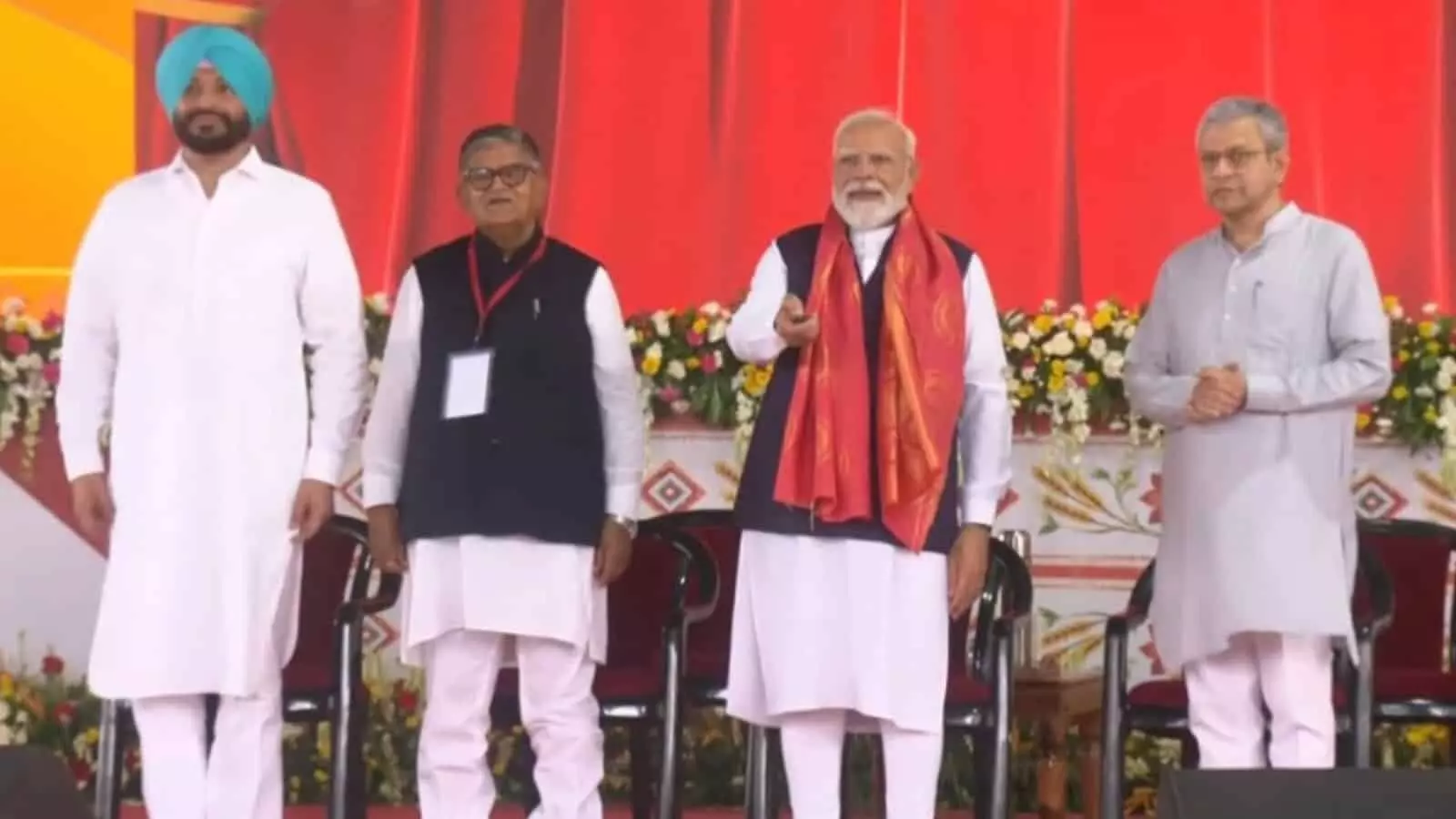 तस्वीर में प्रधानमंत्री श्री नरेंद्र मोदी मंच पर मौजूद हैं और कार्यक्रम चल रहा है। तस्वीर में प्रधानमंत्री श्री नरेंद्र मोदी मंच पर मौजूद हैं और कार्यक्रम चल रहा है।