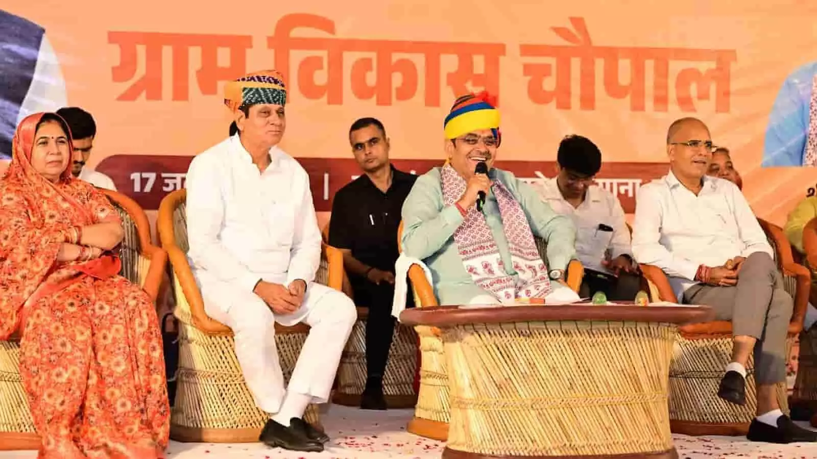 मंच पर माइक से संबोधित करते मुख्यमंत्री भजनलाल शर्मा और साथ बैठे अन्य जनप्रतिनिधि। मंच पर माइक से संबोधित करते मुख्यमंत्री भजनलाल शर्मा और साथ बैठे अन्य जनप्रतिनिधि।