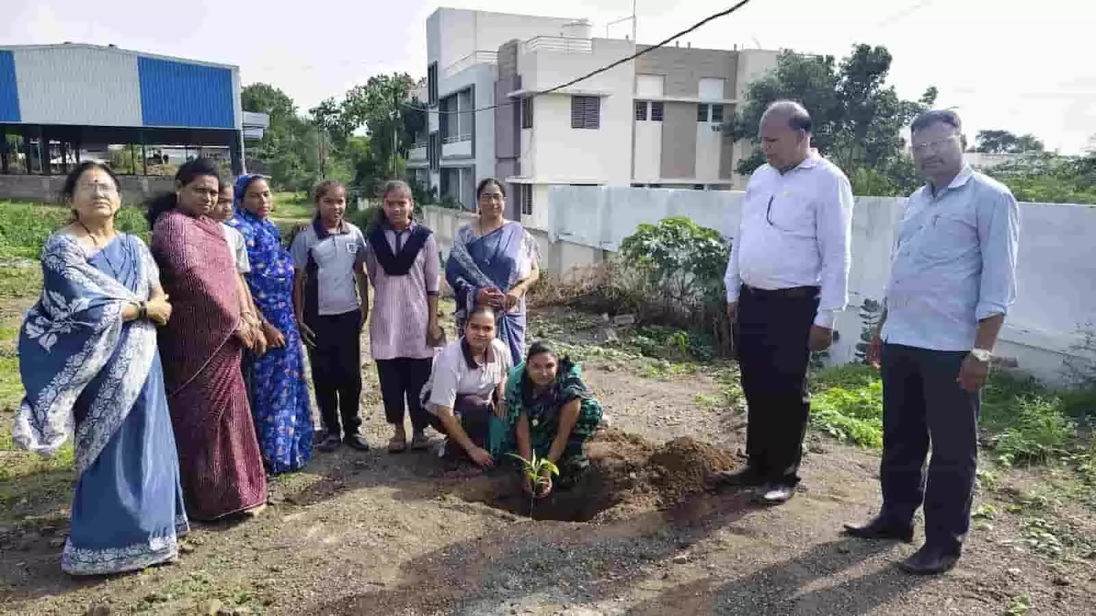 विद्यालय परिसर में छात्राओं और अभिभावकों द्वारा नीम का पौधा लगाया जा रहा है। विद्यालय परिसर में छात्राओं और अभिभावकों द्वारा नीम का पौधा लगाया जा रहा है।