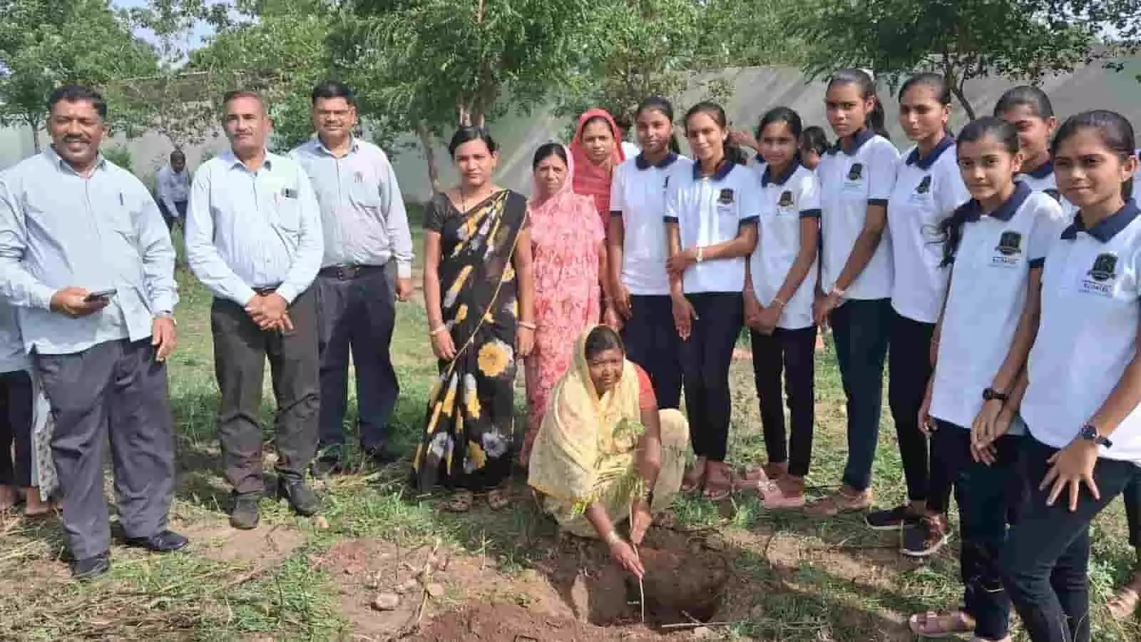 आर. सी. पटेल विद्यालय शिरपुर में वृक्षारोपण करते शिक्षक और एनएसएस के स्वयंसेवक। आर. सी. पटेल विद्यालय शिरपुर में वृक्षारोपण करते शिक्षक और एनएसएस के स्वयंसेवक।