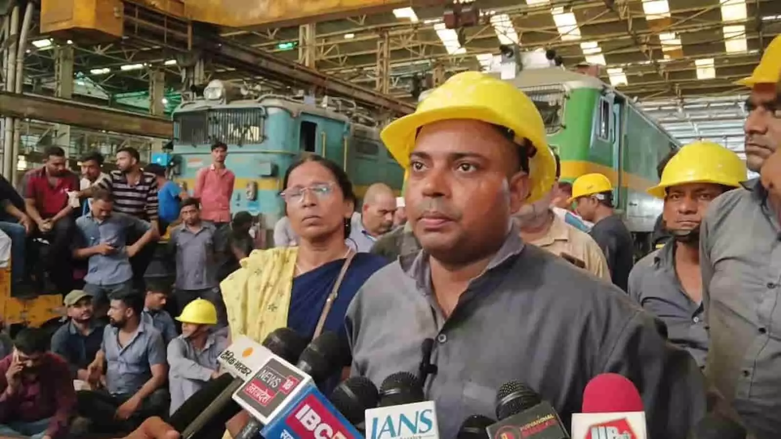 https://assets.pratahkal.com/h-upload/2026/07/18/2224117-chandauli-loco-shed-protestjpg.webp
