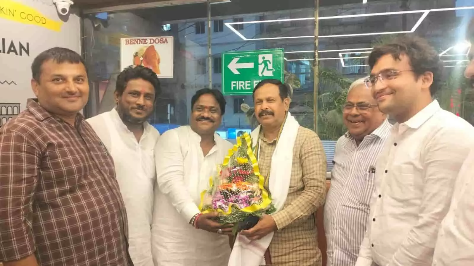 शिवसेना महासचिव संजय मोरे और व्यापारी मुंबई में बैठक के दौरान एक साथ दिख रहे हैं।
