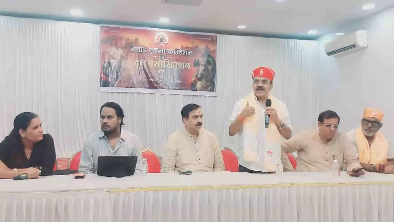 गोरेगांव में आयोजित आमसभा में मंच पर बैठे मेवाड़ एकता फाउंडेशन के सदस्य।