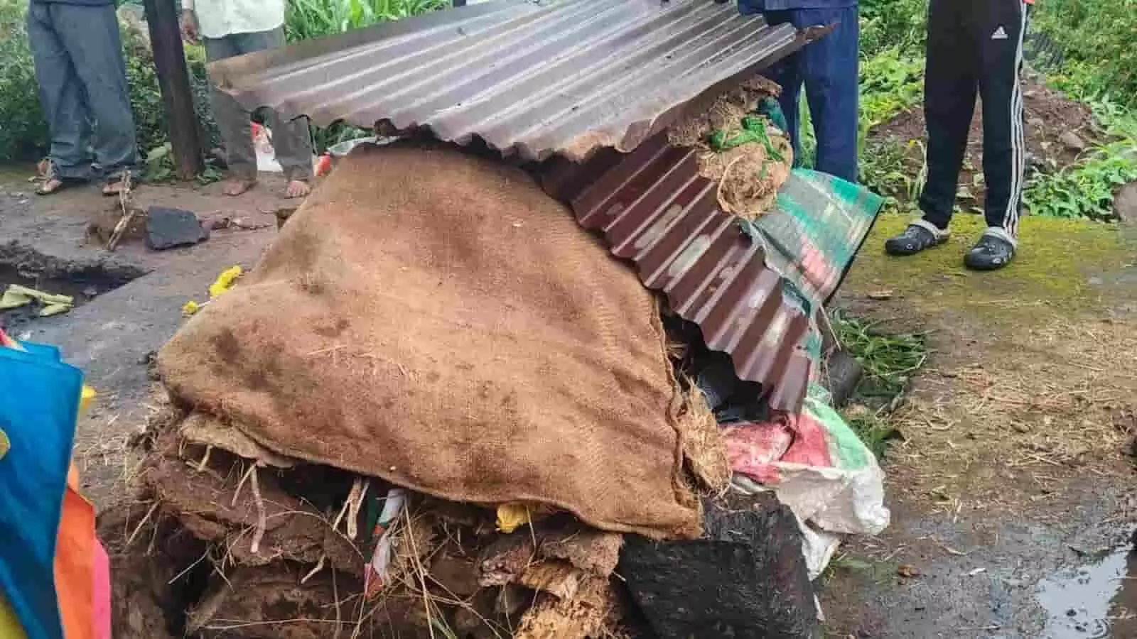 कोल्हापुर के करंजीवणे गांव की स्मशानभूमि में चिता पर टीन की चादर रखे ग्रामीण। कोल्हापुर के करंजीवणे गांव की स्मशानभूमि में चिता पर टीन की चादर रखे ग्रामीण।