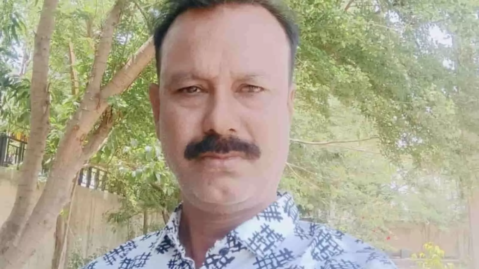 तस्वीर में कांग्रेस नेता मजहर हुसैन पेड़-पौधों के बीच खड़े हुए नजर आ रहे हैं। तस्वीर में कांग्रेस नेता मजहर हुसैन पेड़-पौधों के बीच खड़े हुए नजर आ रहे हैं।