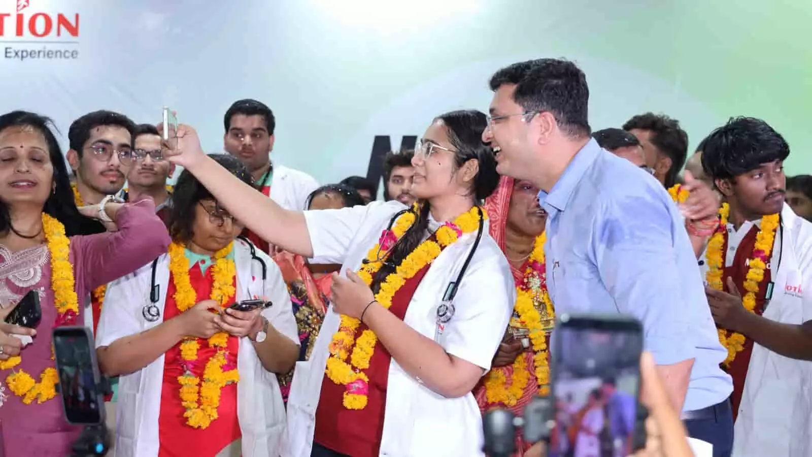 तस्वीर में नीट परीक्षा में सफल छात्र और शिक्षक कोटा के एक परिसर में खुशी मनाते हुए दिख रहे हैं। तस्वीर में नीट परीक्षा में सफल छात्र और शिक्षक कोटा के एक परिसर में खुशी मनाते हुए दिख रहे हैं।