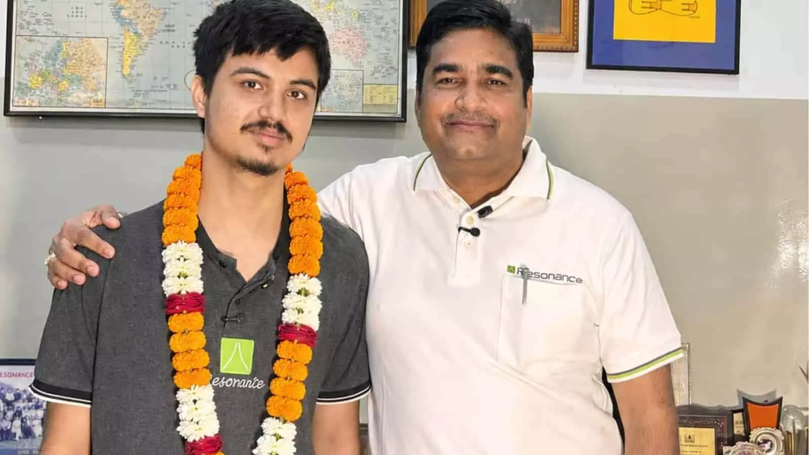 तस्वीर में माला पहने खड़े छात्र हिमांशु कुमार और उनके शिक्षक रेज़ोनेंस कोटा कार्यालय में दिख रहे हैं। तस्वीर में माला पहने खड़े छात्र हिमांशु कुमार और उनके शिक्षक रेज़ोनेंस कोटा कार्यालय में दिख रहे हैं।