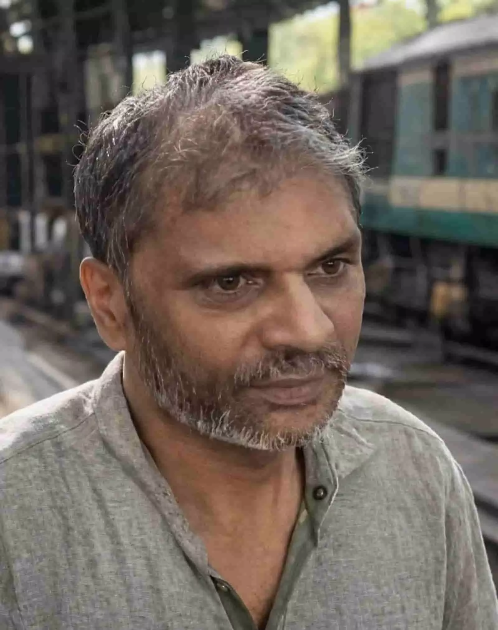 तस्वीर में दिख रहे रेल कर्मचारी प्रमोद यादव के चेहरे का क्लोजअप शॉट, पृष्ठभूमि में रेलवे ट्रैक। तस्वीर में दिख रहे रेल कर्मचारी प्रमोद यादव के चेहरे का क्लोजअप शॉट, पृष्ठभूमि में रेलवे ट्रैक।