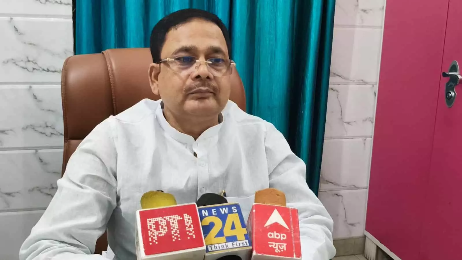 कार्यालय में कुर्सी पर बैठकर मीडिया को संबोधित करते पूर्व मंत्री डॉ. समीम अहमद।