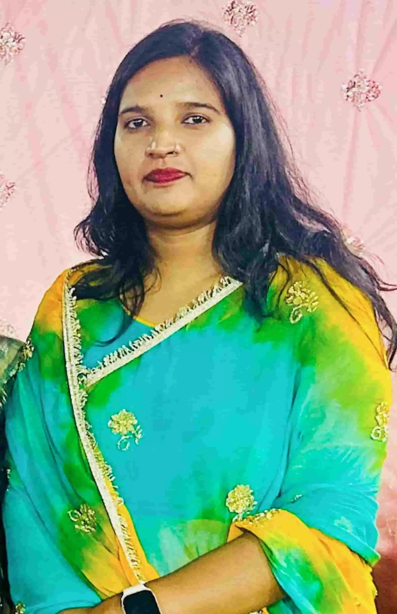 तस्वीर में साड़ी पहने रोशनी सिंह मानपुर में राजनीतिक कार्यक्रम के संदर्भ में दिख रही हैं। तस्वीर में साड़ी पहने रोशनी सिंह मानपुर में राजनीतिक कार्यक्रम के संदर्भ में दिख रही हैं।